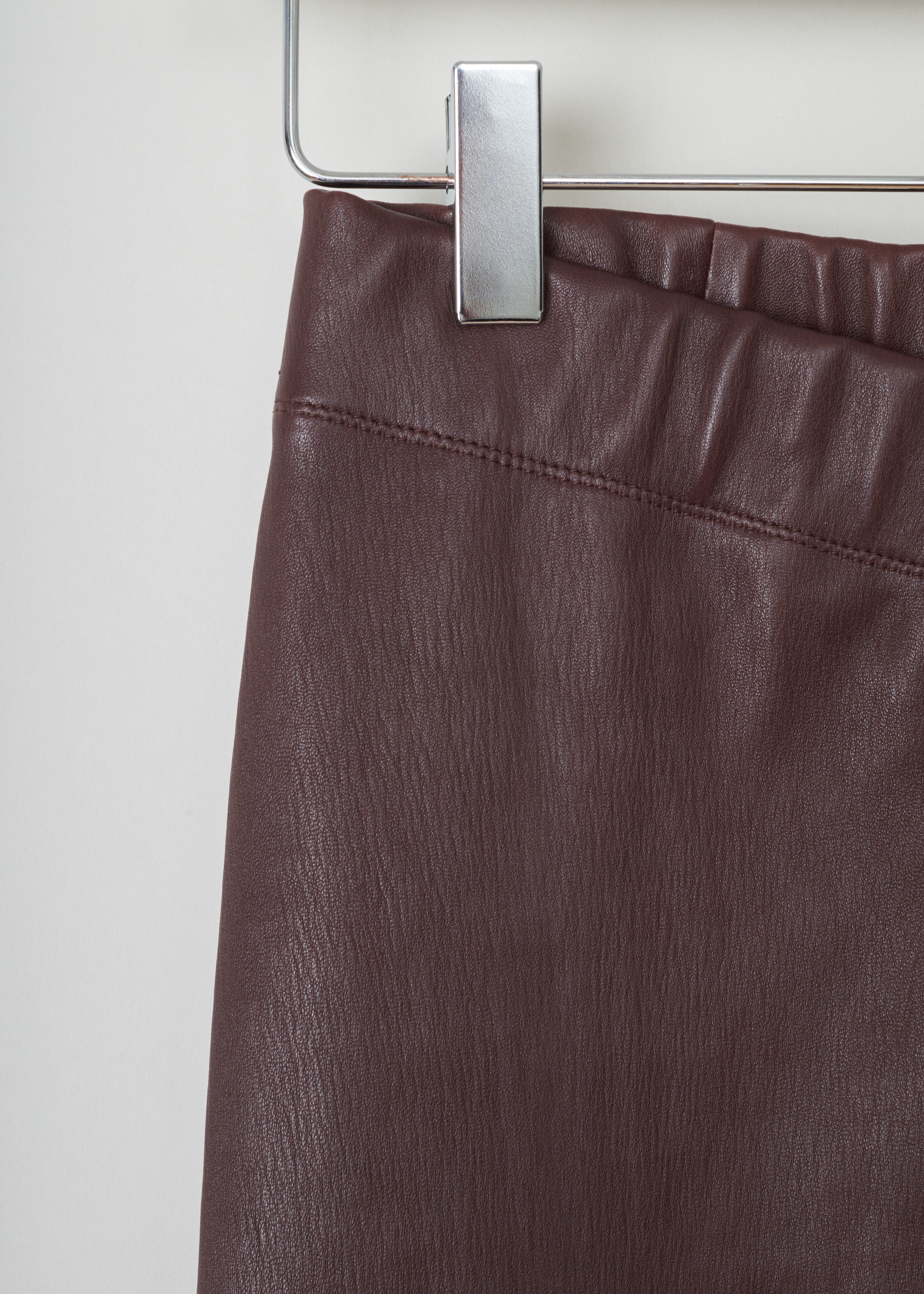 Brunello Cucinelli Elasticated leather Burgundy pants, M0V29P1329_C2630 burgundy detail. Fitted leather pants with a light stretch in it has an ankle-length and an elastic waistband.