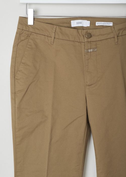 Closed Caramel brown flat front chino