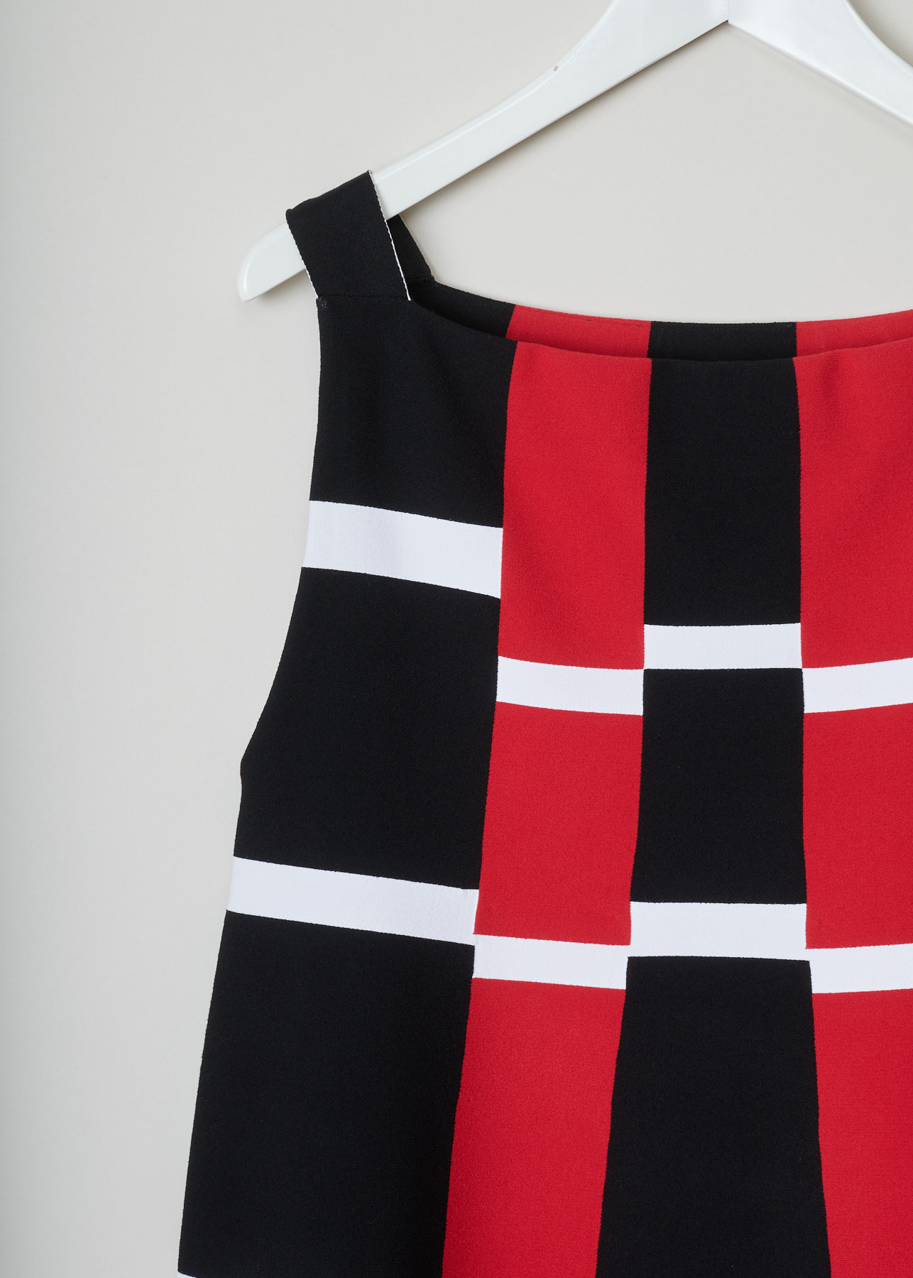 ALAÏA, Geometric A-line tunic, 7E9UE24LM327_tunique_sm_mirage_CM93_multico93, Red, Print, Black, Detail, This knitted A-line tunic in sixties style is made with a graphic patterned fabric in black, red and white. This model has a straight neckline. This slip-on dress is knee-length.

