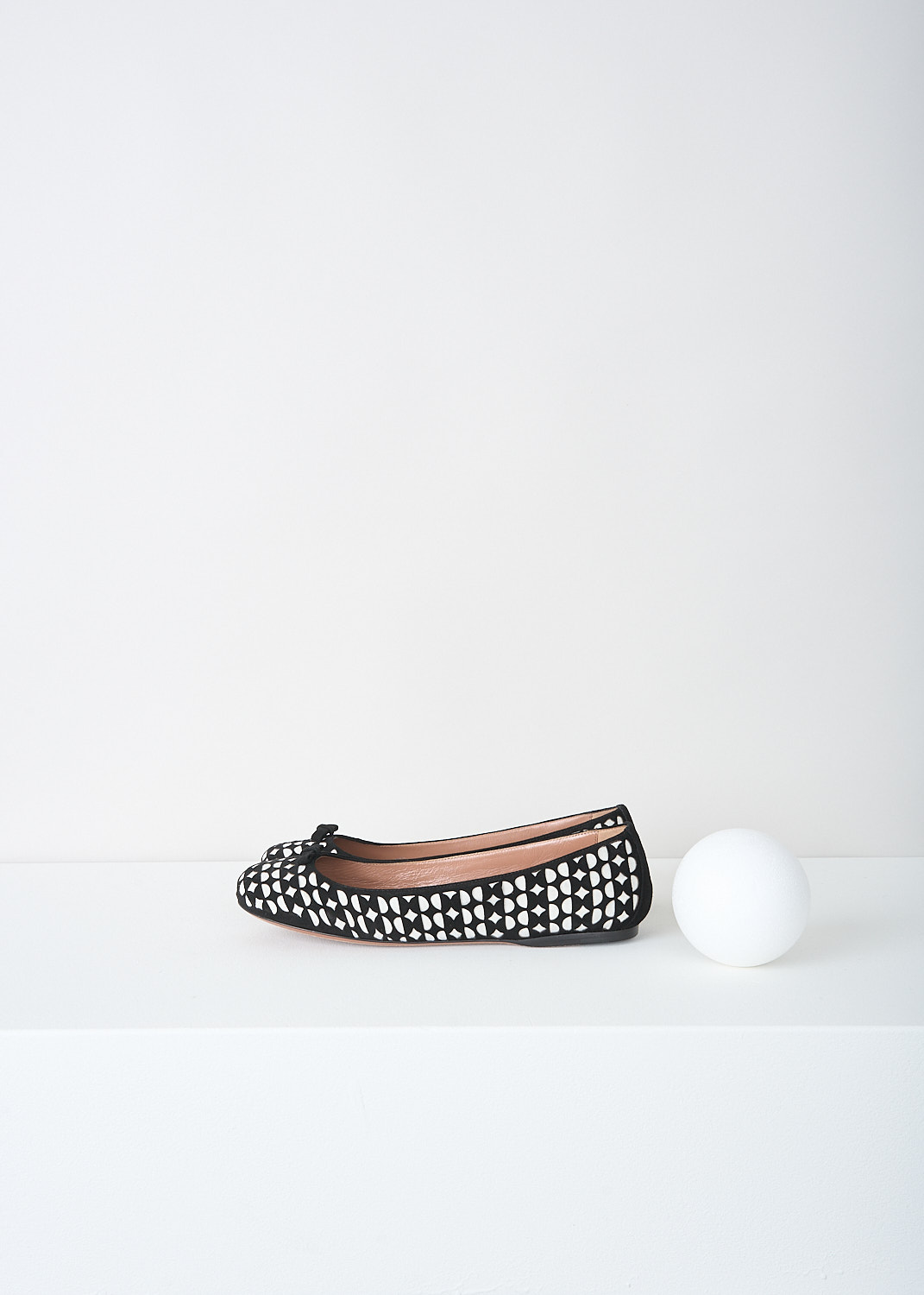 Alaïa, Black-and-white ballerina flats, 3W3F368_CC28_C993_NOIR_BLANC, Black, White, Print, Side, These black-and-white print ballerina flats have a round toe. On the toe, a small black bow can be found. 
