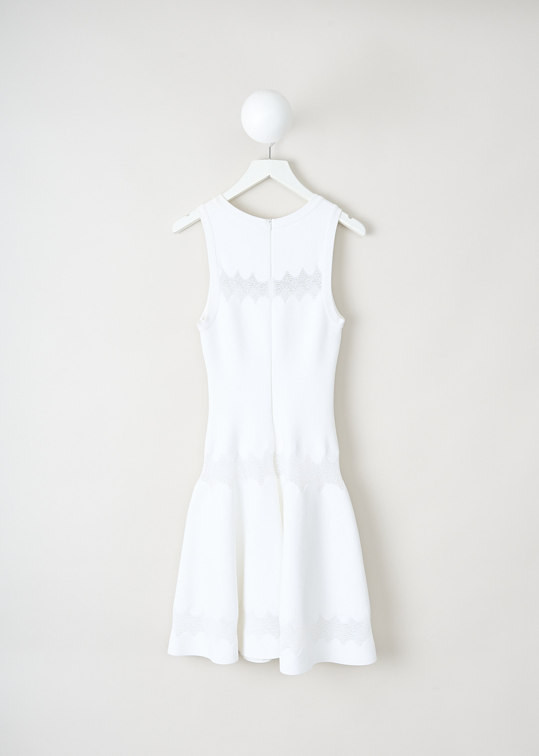 Alaïa, White sleeveless dress with zigzag pattern, 5E9RC96RM164_ROBE_NUAGES_BLANC, White, Back, This white sleeveless dress has a round neckline. Three horizontal mesh zigzag inserts go all the way around. The dress has a fit-and-flare silhouette. In the back, a centre zip functions as the closure.
