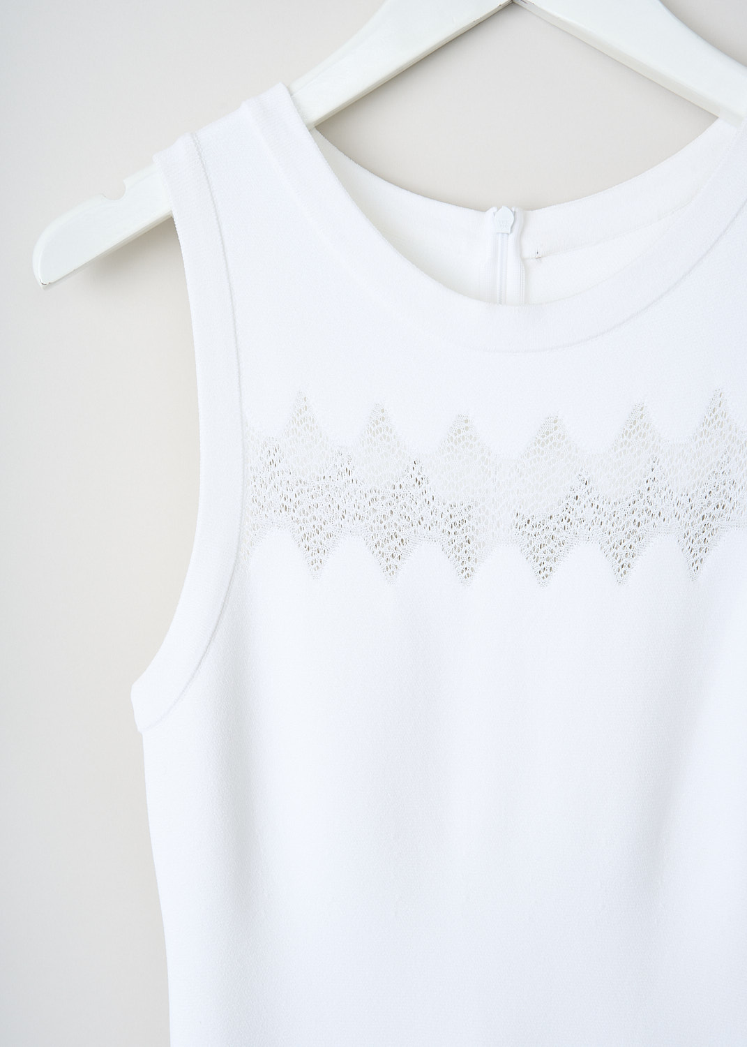 Alaïa, White sleeveless dress with zigzag pattern, 5E9RC96RM164_ROBE_NUAGES_BLANC, White, Detail, This white sleeveless dress has a round neckline. Three horizontal mesh zigzag inserts go all the way around. The dress has a fit-and-flare silhouette. In the back, a centre zip functions as the closure.
