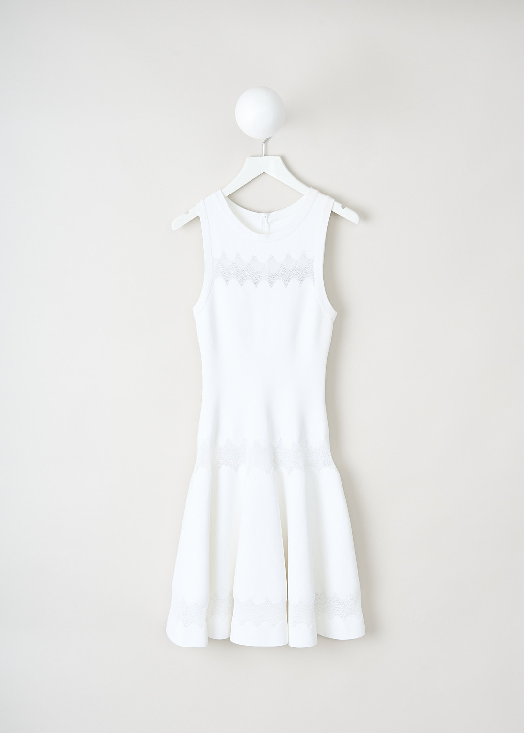 Alaïa, White sleeveless dress with zigzag pattern, 5E9RC96RM164_ROBE_NUAGES_BLANC, White, Front, This white sleeveless dress has a round neckline. Three horizontal mesh zigzag inserts go all the way around. The dress has a fit-and-flare silhouette. In the back, a centre zip functions as the closure.
