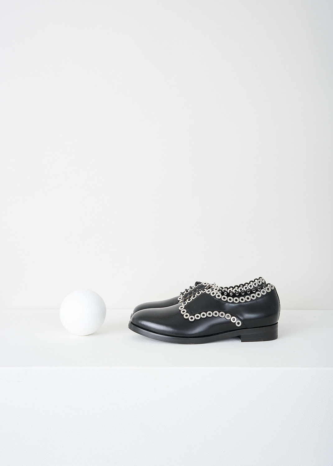 Alaïa, Black derby shoes with silver detailing, 6W3D064CG19_C999_NOIR, Black, Side, These black leather derby shoes have a round toe, a classic lace-up closing with black laces and a small heel. Silver-toned rings run along the seams.
