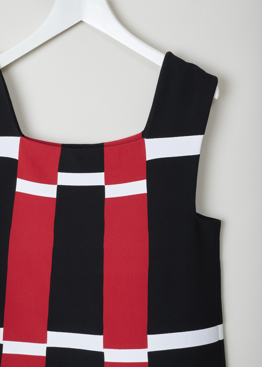 AlaÃ¯a, Mid-length a-line dress in black red and white, 7E9RI18RM327_CM93, print, detail, A Knitted knee-length dress in sixties style, which is reinforced by the tri-colour combination being the black white and red. Elegant, straight neckline, with a sleeveless and slip-on design. 