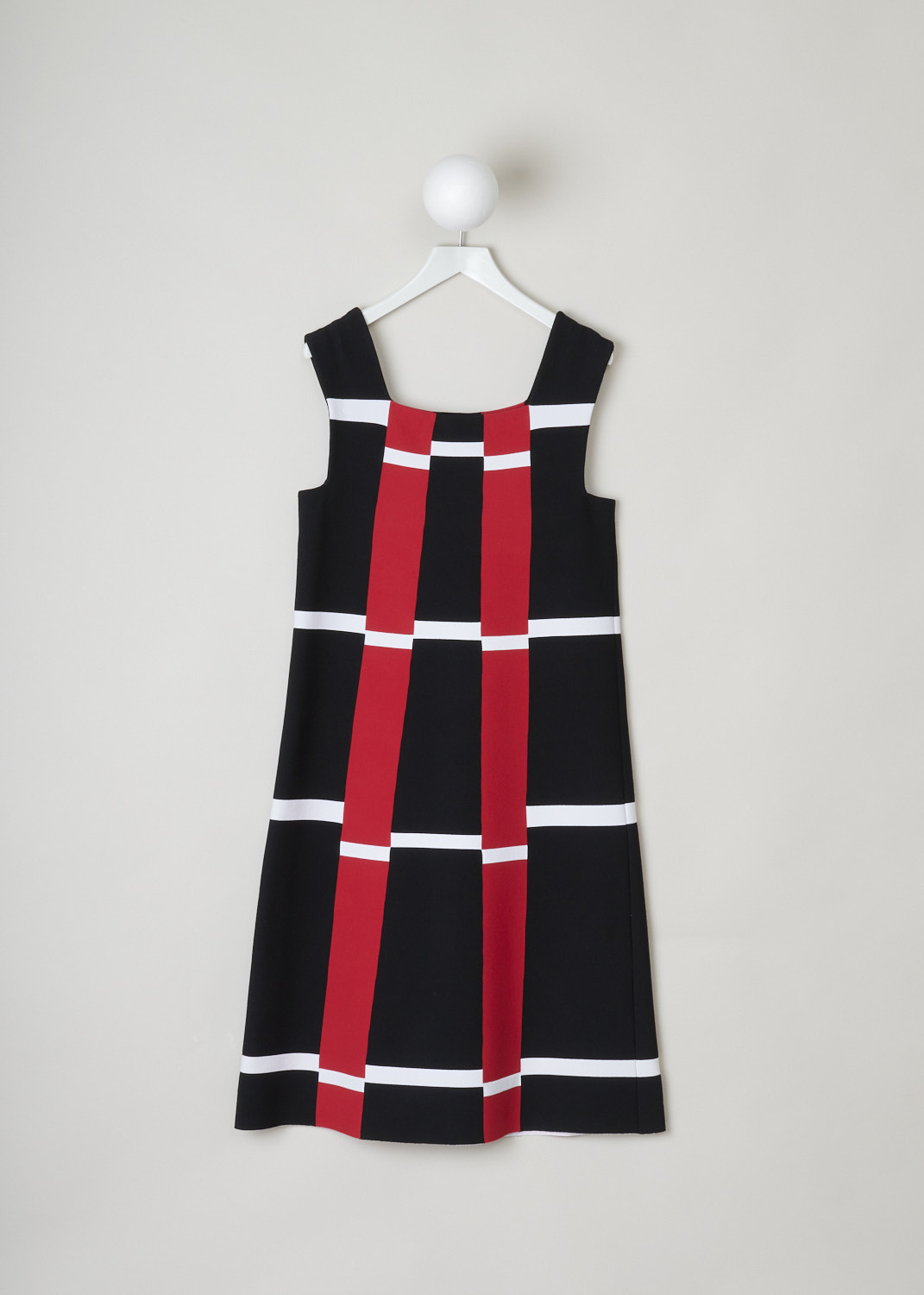 AlaÃ¯a, Mid-length a-line dress in black red and white, 7E9RI18RM327_CM93, print, front, A Knitted knee-lengthdress in sixties style, which is reinforced by the tri-colour combination being the black white and red. Elegant, straight neckline, with a sleeveless and slip-on design. 