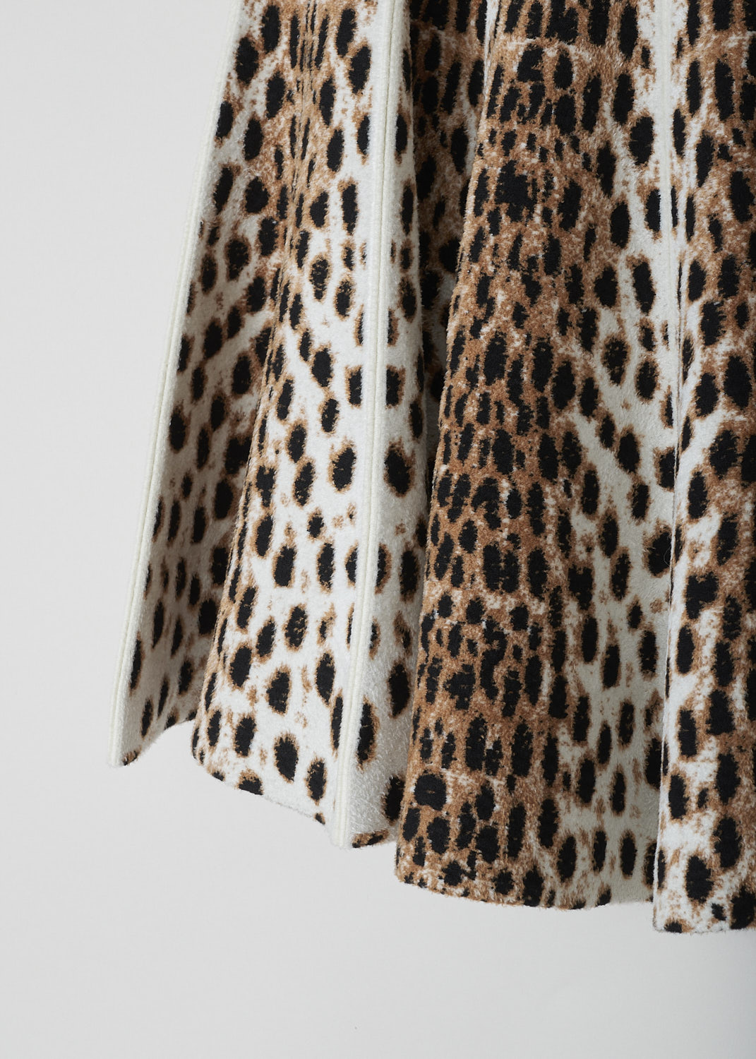 ALAÏA LEOPARD-PRINT PLEATED BELL SKIRT, 8H9JD95CM435_JUPE_GUEPARD, Beige, Print, Detail, This short pleated leopard-print skirt has a paneled look. A concealed zipper in the back functions as the closure option. 
