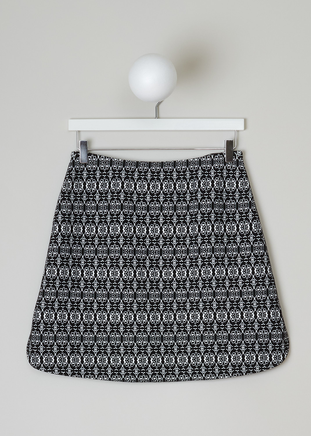 ALAÏA, BLACK AND WHITE PRINTED SKIRT, 8W9JD82CM408_JUPE_ALHAMBRA, Black, White, Print, Back, This black-and-white printed skirt is fully elasticated. A concealed side zip functions as the closure option. The skirt has a curved hemline with small slits.
