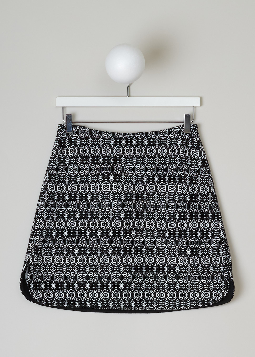 ALAÏA, BLACK AND WHITE PRINTED SKIRT, 8W9JD82CM408_JUPE_ALHAMBRA, Black, White, Print, Front, This black-and-white printed skirt is fully elasticated. A concealed side zip functions as the closure option. The skirt has a curved hemline with small slits.