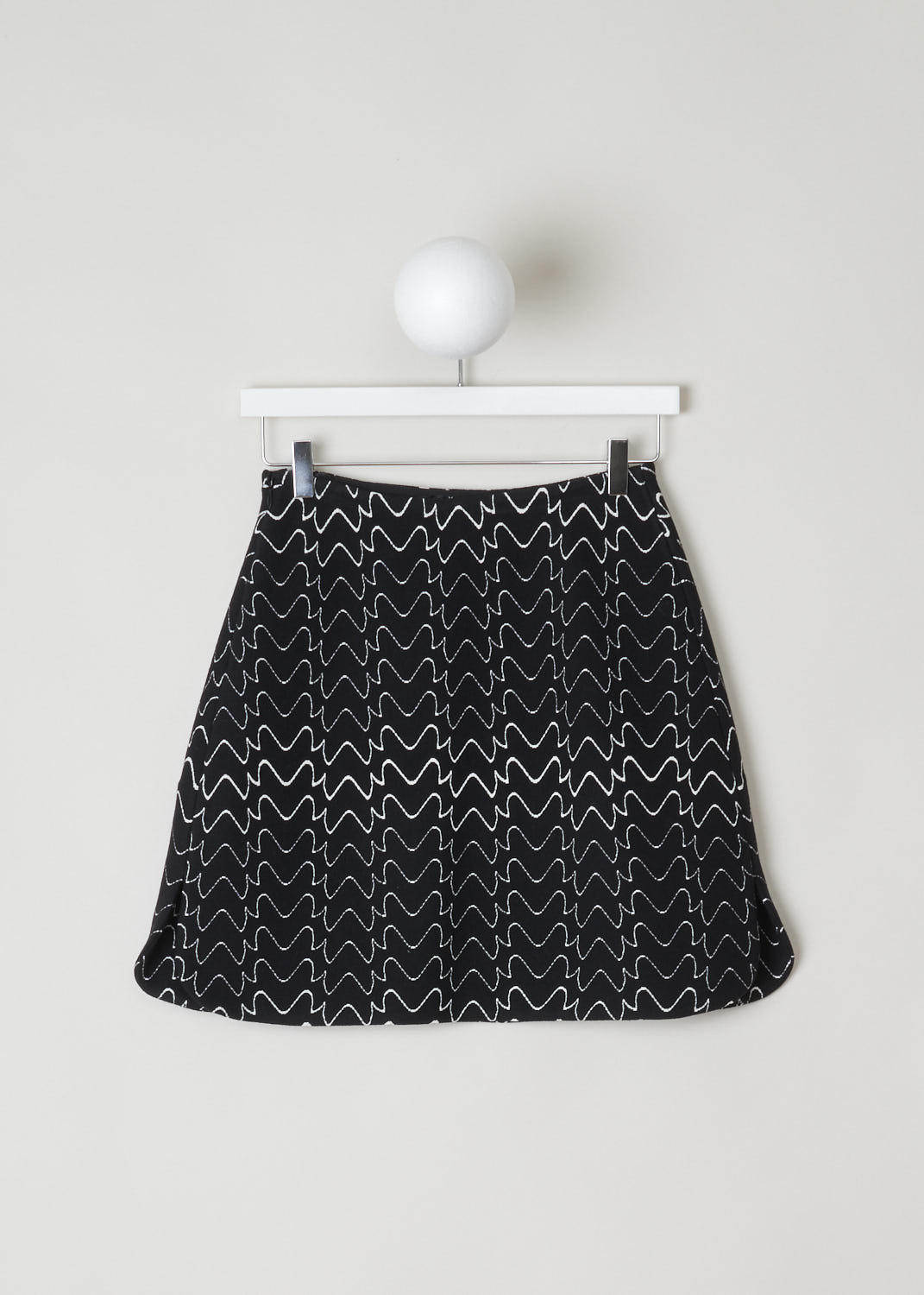 ALAÃA, BLACK AND WHITE PRINT MINI SKIRT, 9H9JE51SM516_C991_FILIGRANE, Black, Print, Back, Beautiful, sturdy mini skirt with a fun zigzag line pattern. The skirt has  slits on either side with rounded slits. 
