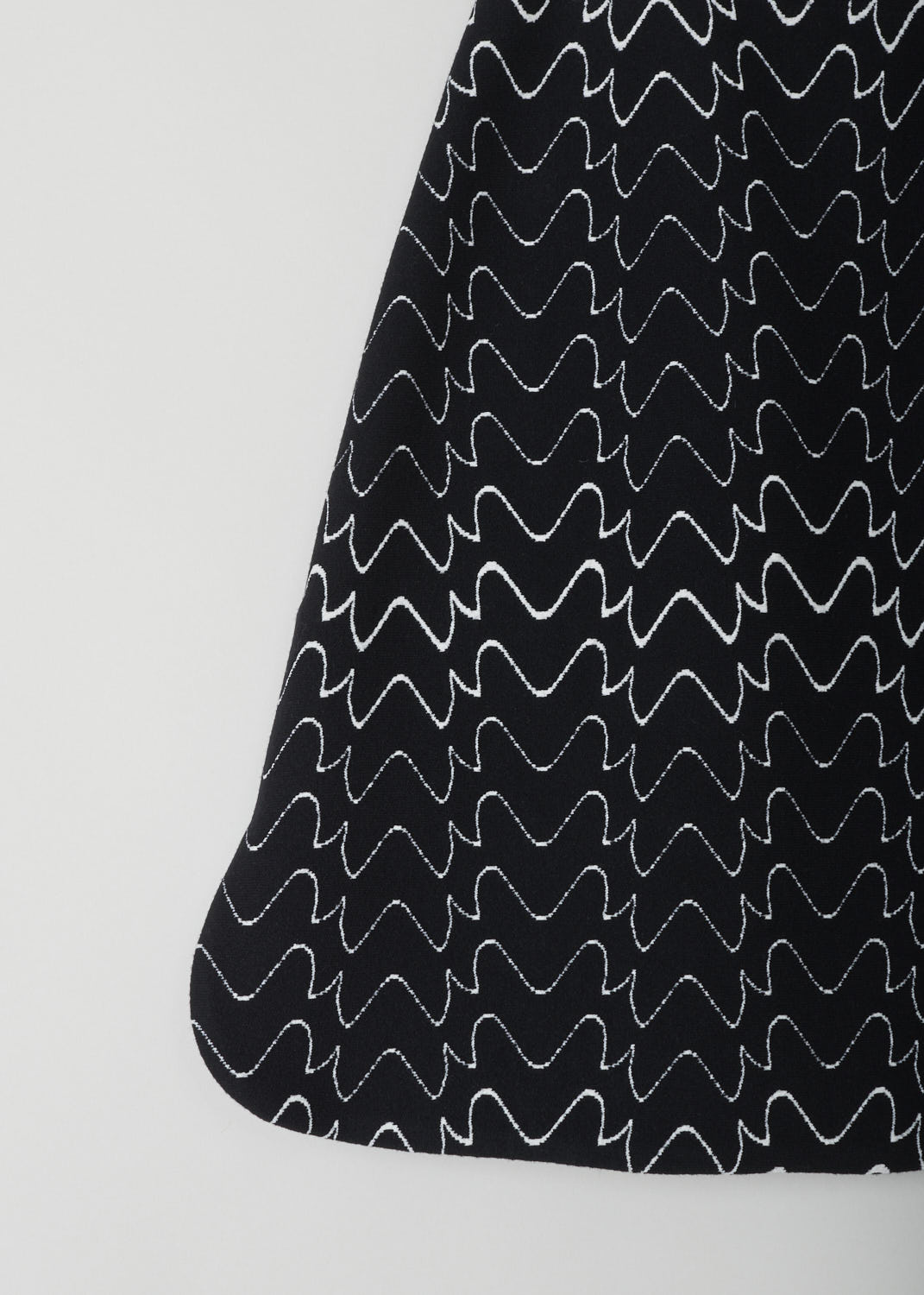 ALAÃA, BLACK AND WHITE PRINT MINI SKIRT, 9H9JE51SM516_C991_FILIGRANE, Black, Print, Detail, Beautiful, sturdy mini skirt with a fun zigzag line pattern. The skirt has  slits on either side with rounded slits. 
