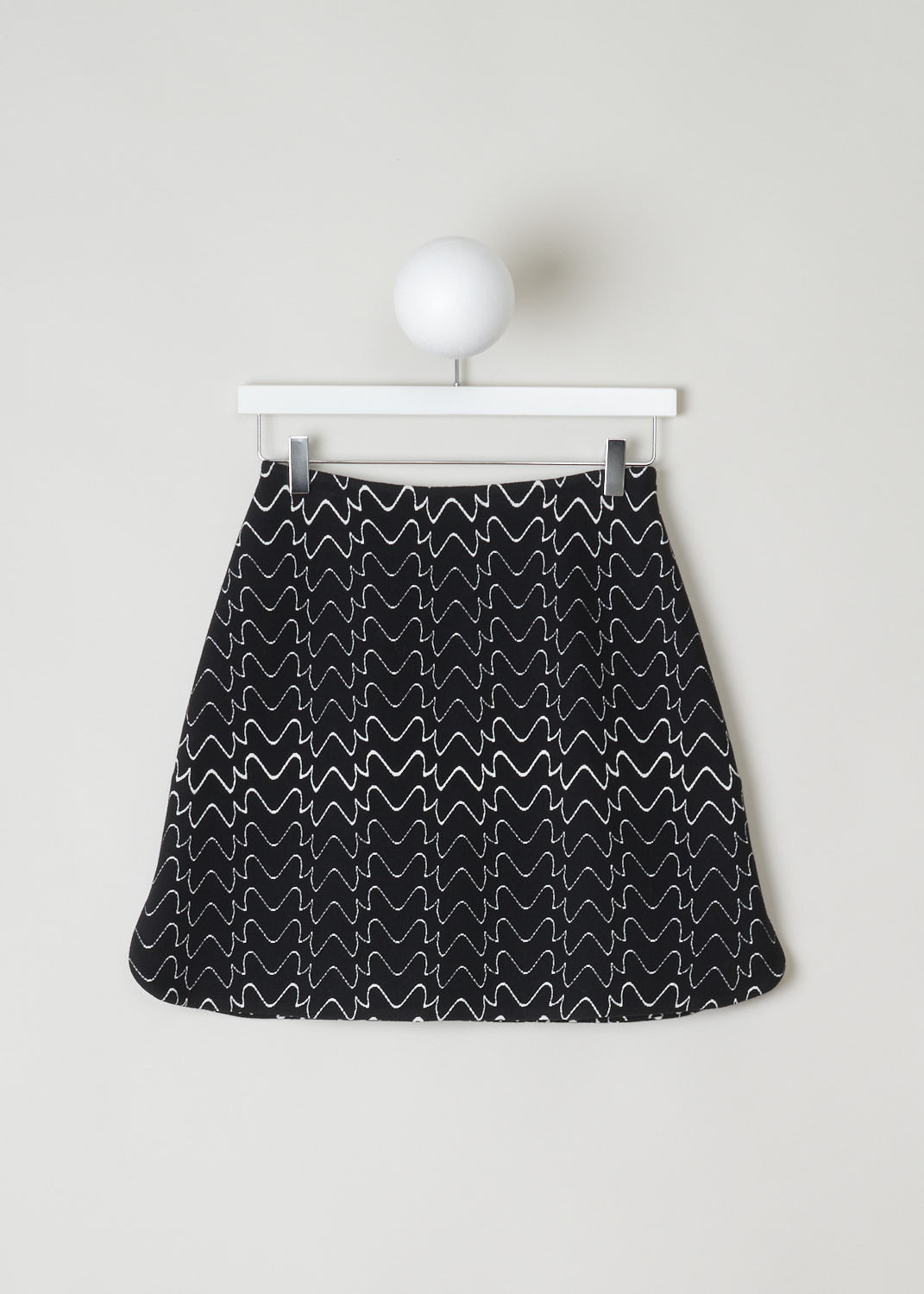 ALAÃA, BLACK AND WHITE PRINT MINI SKIRT, 9H9JE51SM516_C991_FILIGRANE, Black, Print, Front, Beautiful, sturdy mini skirt with a fun zigzag line pattern. The skirt has  slits on either side with rounded slits. 
