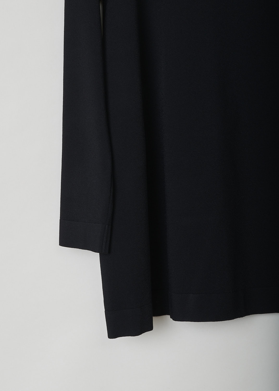 ALAÃA, BLACK A-LINE TOP, 9S9UD74RM035_C999, Black, Detail, This black top has long skin tight sleeves, a round neckline and an A-line silhouette.
