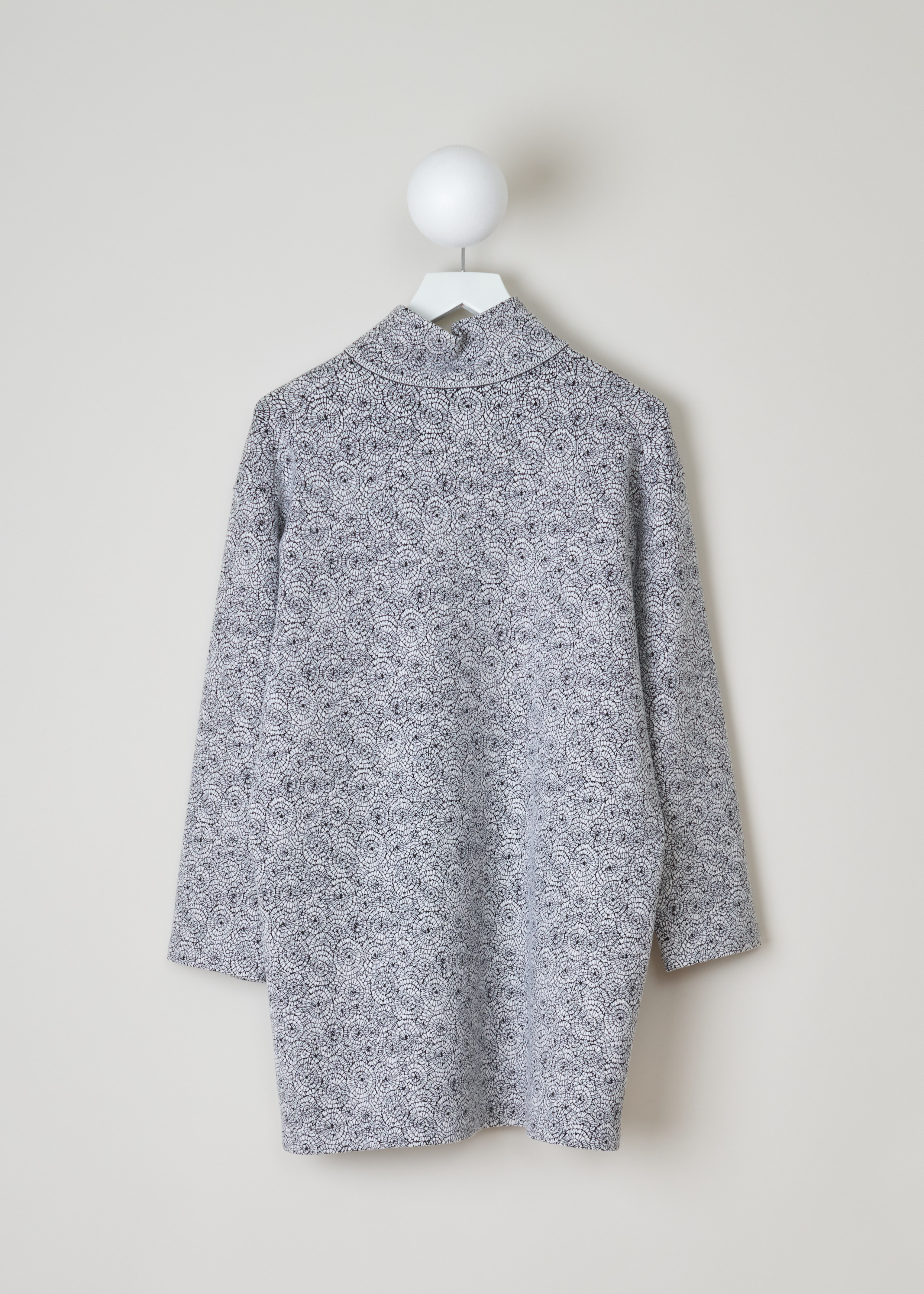 ALAÏA, WOOL-BLEND SPIDER KNIT TURTLENECK DRESS, 9W9UG41RM485_pull_ml_spider_C009_blanc_noir, Grey, Print, Back, 
Turtleneck dress with a white and black jacquard knitted spiderweb motif. The dress has dropped shoulders, wide sleeves, a loose fit and an elongated hem.

