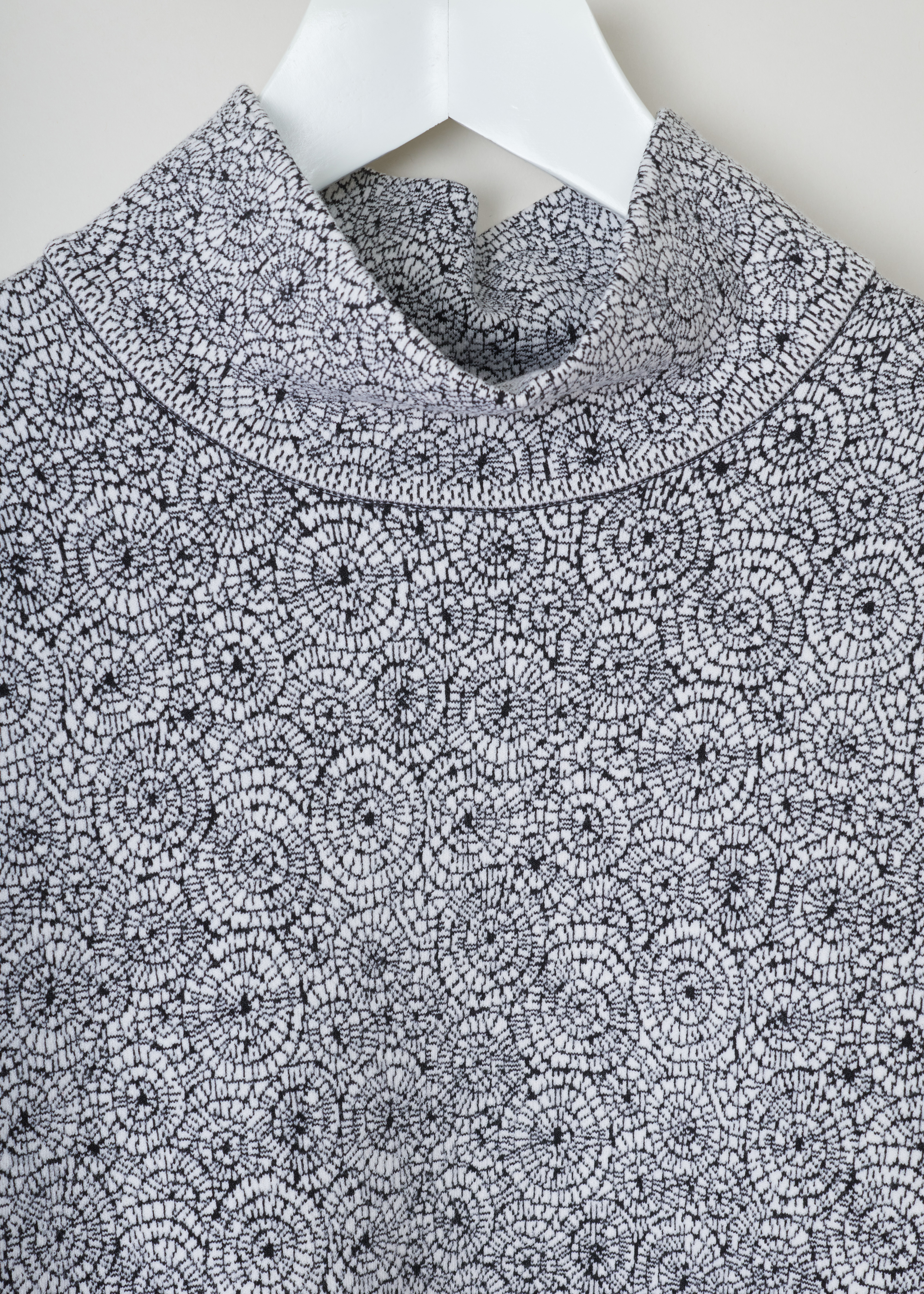 ALAÏA, WOOL-BLEND SPIDER KNIT TURTLENECK DRESS, 9W9UG41RM485_pull_ml_spider_C009_blanc_noir, Grey, Print, Detail, Turtleneck dress with a white and black jacquard knitted spiderweb motif. The dress has dropped shoulders, wide sleeves, a loose fit and an elongated hem.

