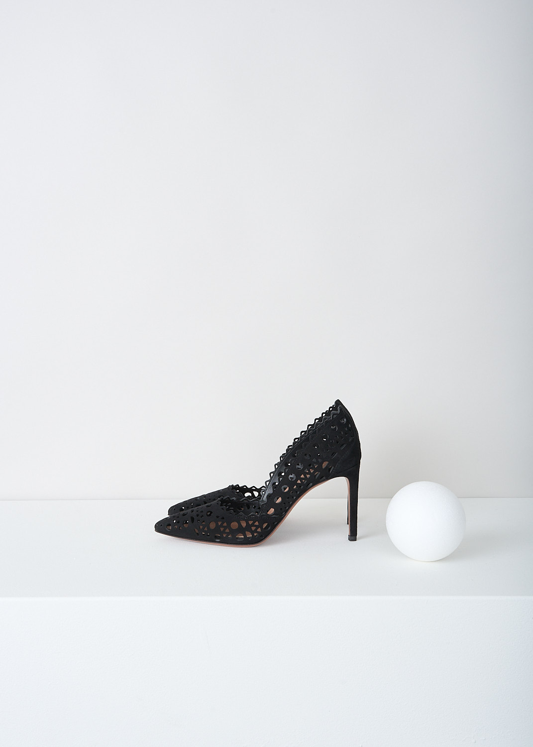 Alaïa, Black suede pumps with laser-cutouts, AA3E006C0H53_999_NOIR, Black, Side, The black suede pumps have a pointed toe. These open-work pumps have Vienne laser-cutout throughout. 

