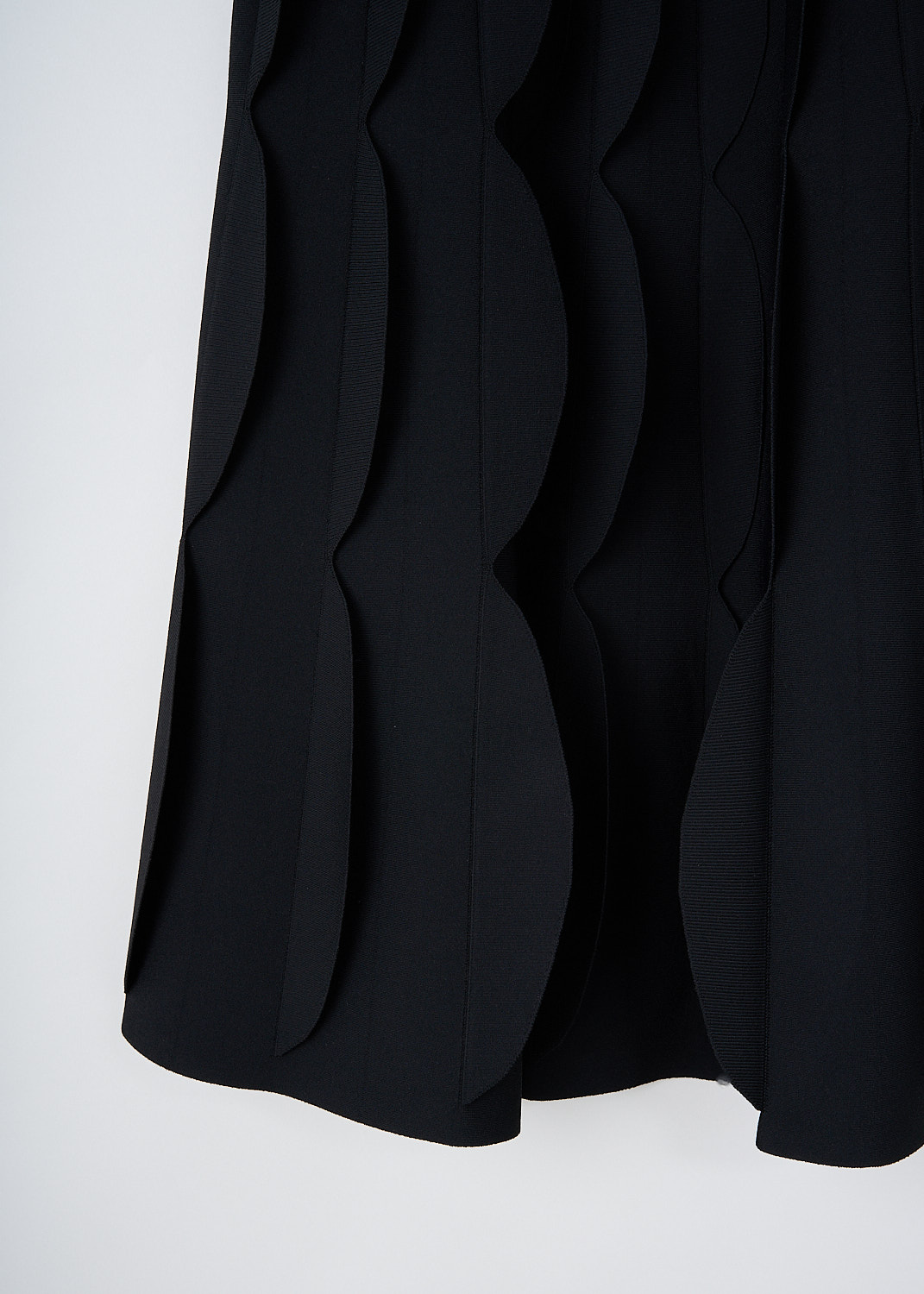 Alaïa, Black scalloped midi skirt, AA9J2051LM609_999_NOIR, Black, Detail, This Black A-line midi skirt has a broad waistline with a scalloped outer edge. The skirt flares out into scalloped pleats throughout. 
