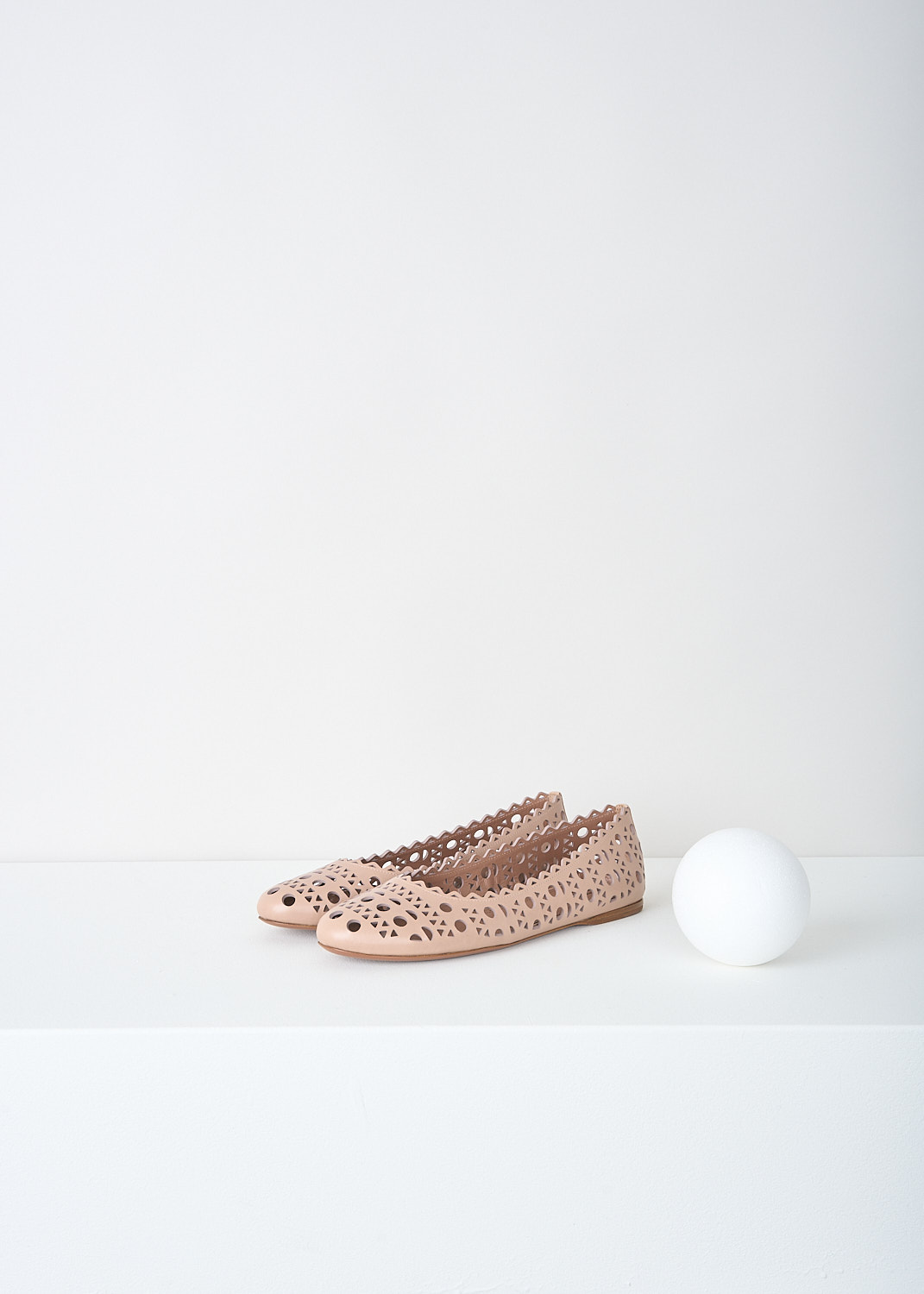 Alaïa, Nude leather ballerina flats with laser-cutouts, AS3F326CE77_C117_CHAIR, Beige, Front, These nude leather ballerina flats have a round toe. These open-work flats have Vienne laser-cutouts throughout and have a serrated top edge.  
