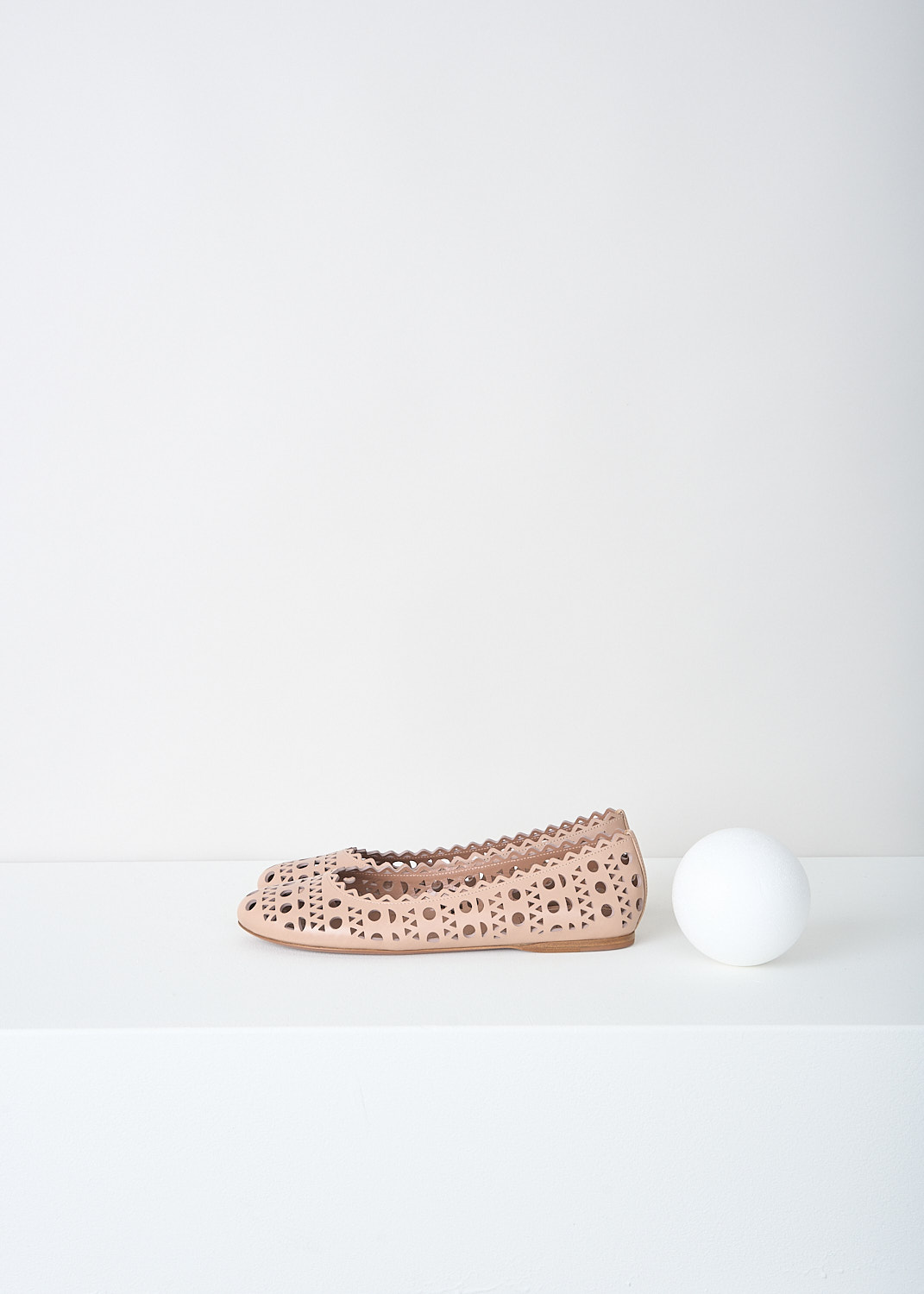 Alaïa, Nude leather ballerina flats with laser-cutouts, AS3F326CE77_C117_CHAIR, Beige, Side, These nude leather ballerina flats have a round toe. These open-work flats have Vienne laser-cutouts throughout and have a serrated top edge.  
