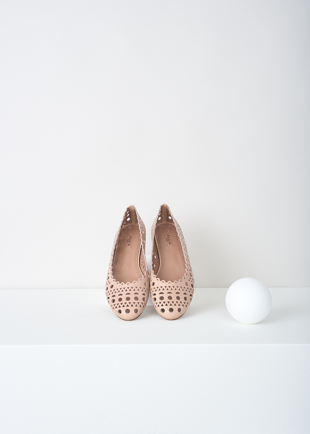 Alaïa, Nude leather ballerina flats with laser-cutouts, AS3F326CE77_C117_CHAIR, Beige, Top, These nude leather ballerina flats have a round toe. These open-work flats have Vienne laser-cutouts throughout and have a serrated top edge.  
