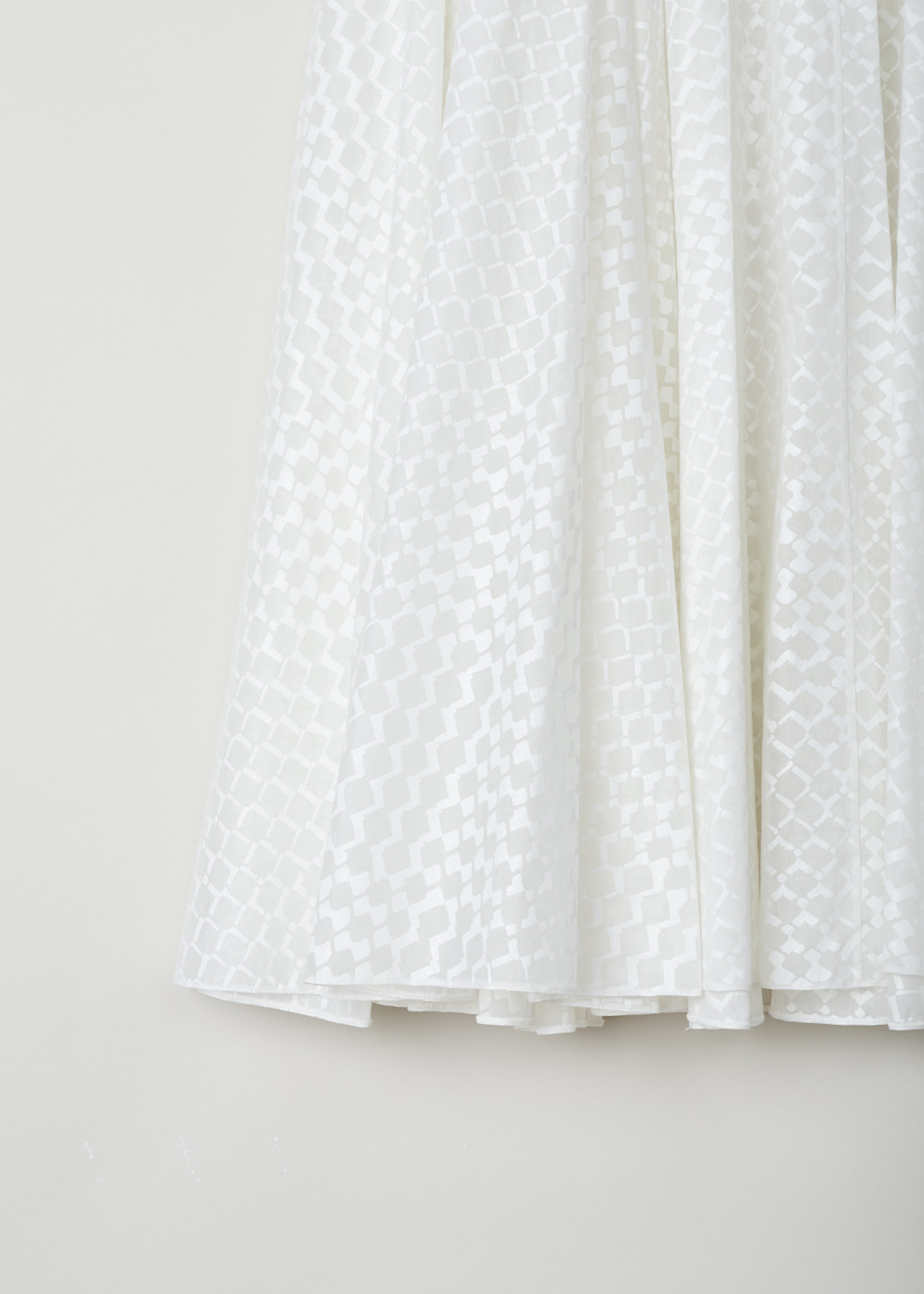 AlaÃ¯a, Off-white slightly see-through tulle skirt, AS9J648TT314_C000_blanc, white, detail, Made from thinly woven cotton and is slightly see-through, embellished with a white lozenge motif. The length of the skirt comes to about ankle height.