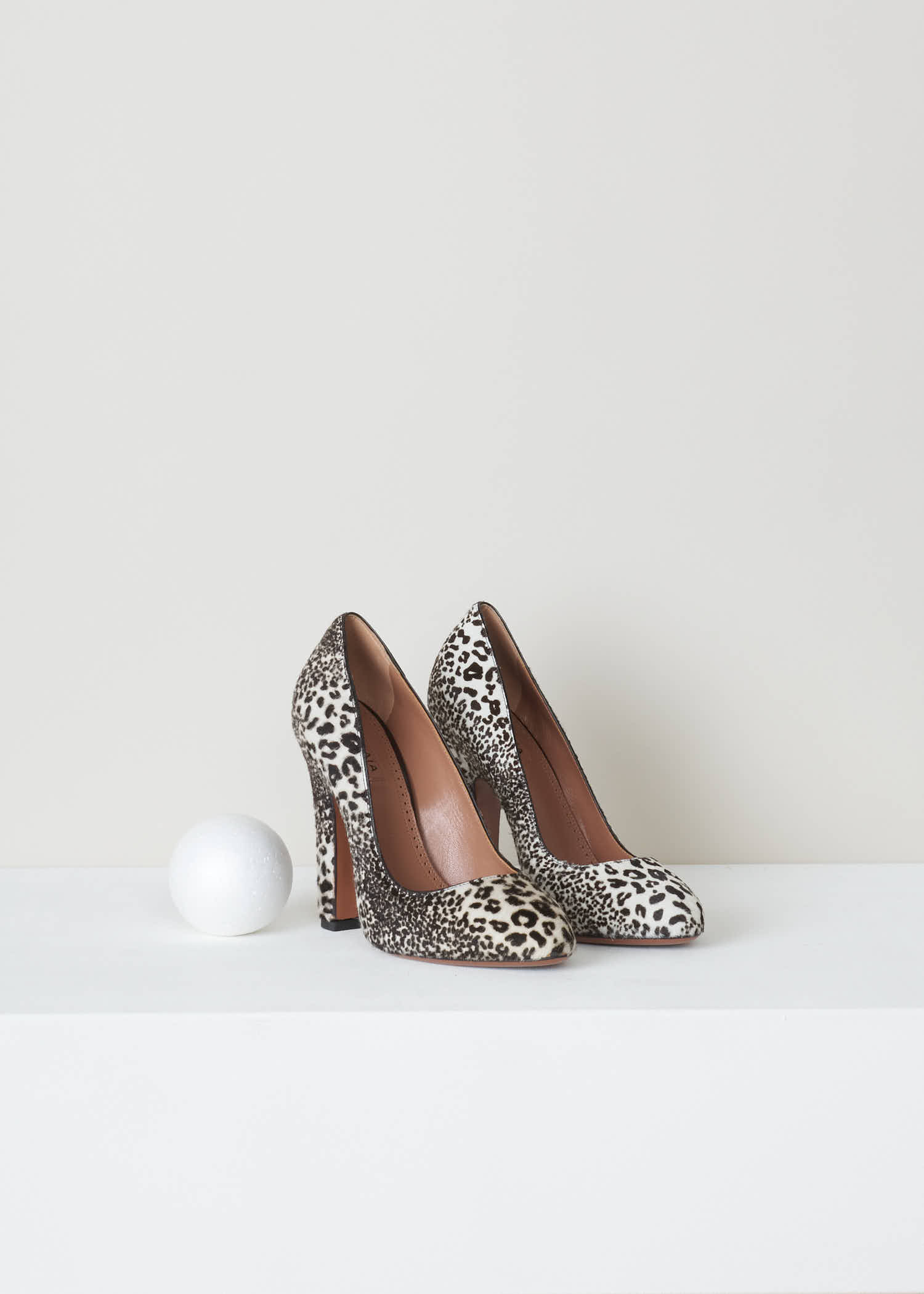 ALAÏA, Hairon leather leopard pumps, 3W3I324CL05, Print, Front, Hairon leather pump in leopard pattern. Blanc noir pony skin leather with rounded toe and leather covered high heels.
