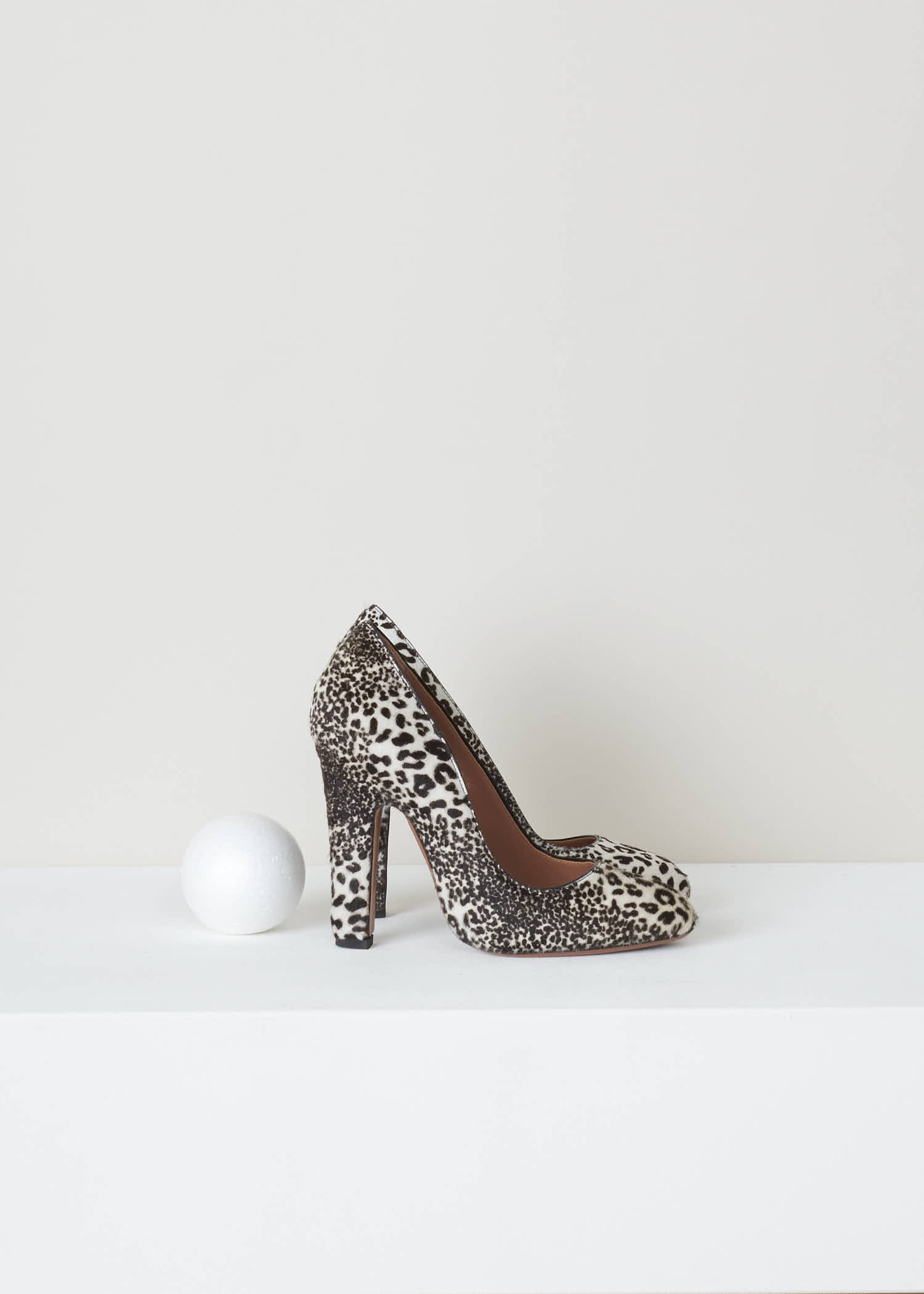 ALAÏA, Hairon leather leopard pumps, 3W3I324CL05, Print, Side, Hairon leather pump in leopard pattern. Blanc noir pony skin leather with rounded toe and leather covered high heels.
