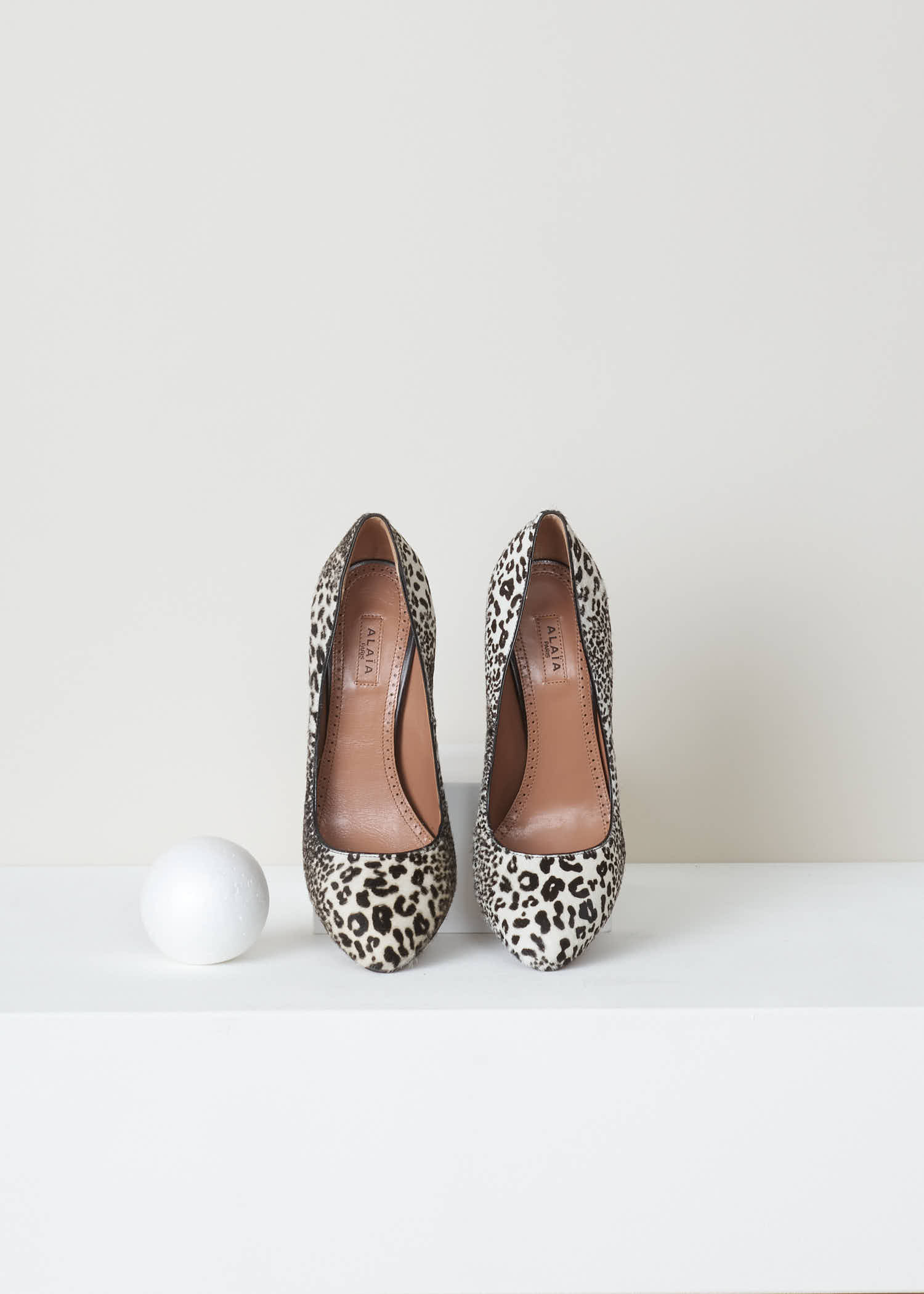 ALAÏA, Hairon leather leopard pumps, 3W3I324CL05, Print, Top, Hairon leather pump in leopard pattern. Blanc noir pony skin leather with rounded toe and leather covered high heels.
