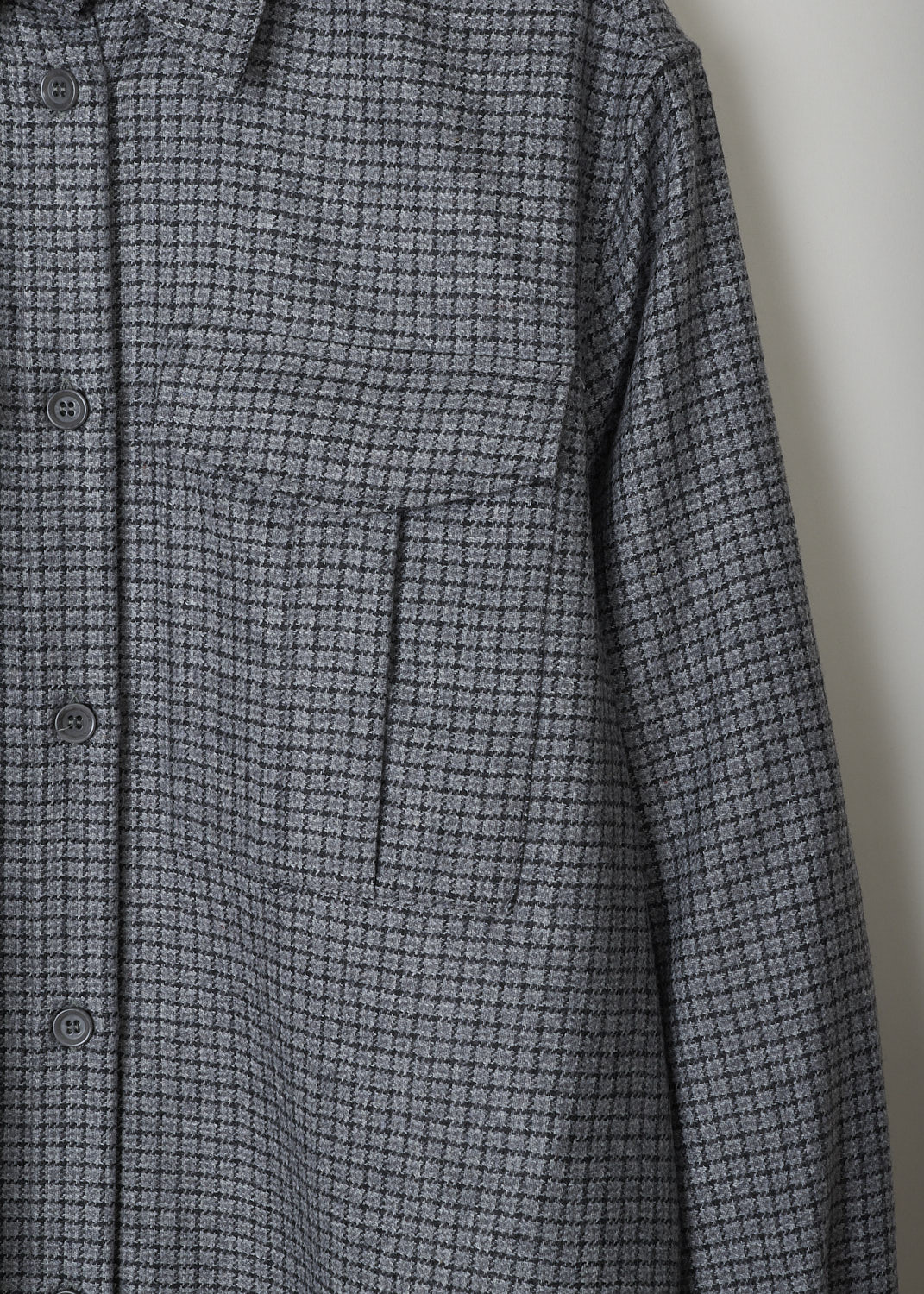ASPESI, GREY CHECKERED SHIRT DRESS, 2986_L629_42173, Grey, Print, Detail, This grey checkered shirt dress has a classic collar and a button placket in the front. The long sleeves have buttoned cuffs. The dress has two breast pockets and two concealed slanted pockets. The dress has an asymmetrical finish, meaning the back is longer than the front. The dress has a curved hemline. 
