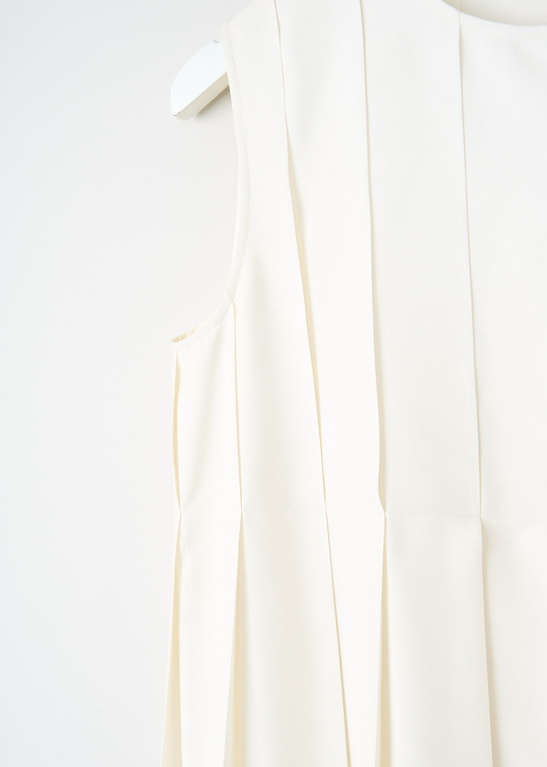 Aspesi, White silk pleated dress, 2960_M249_01317, White, Detail, This white silk sleeveless dress has a round neckline. The dress is pleated both front and back. In the back, a concealed centre zipper functions as the closure.
