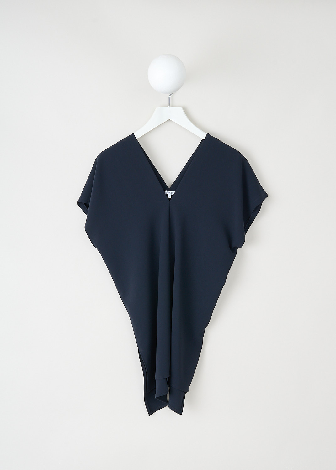 Aspesi, Navy blue loose top, 5639_P001_01098, Blue, Front, This loose navy blue top is sleeveless and has a V-neckline. The top has small side slits.
