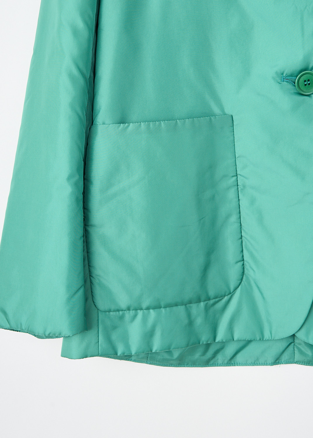 Aspesi, Green padded jacket, N538_7961_96008, Green, Detail, This green padded jacket has a notched lapel and a single-button closure. The long sleeves have straight endings. On the front, the jacket has two patch pockets.
