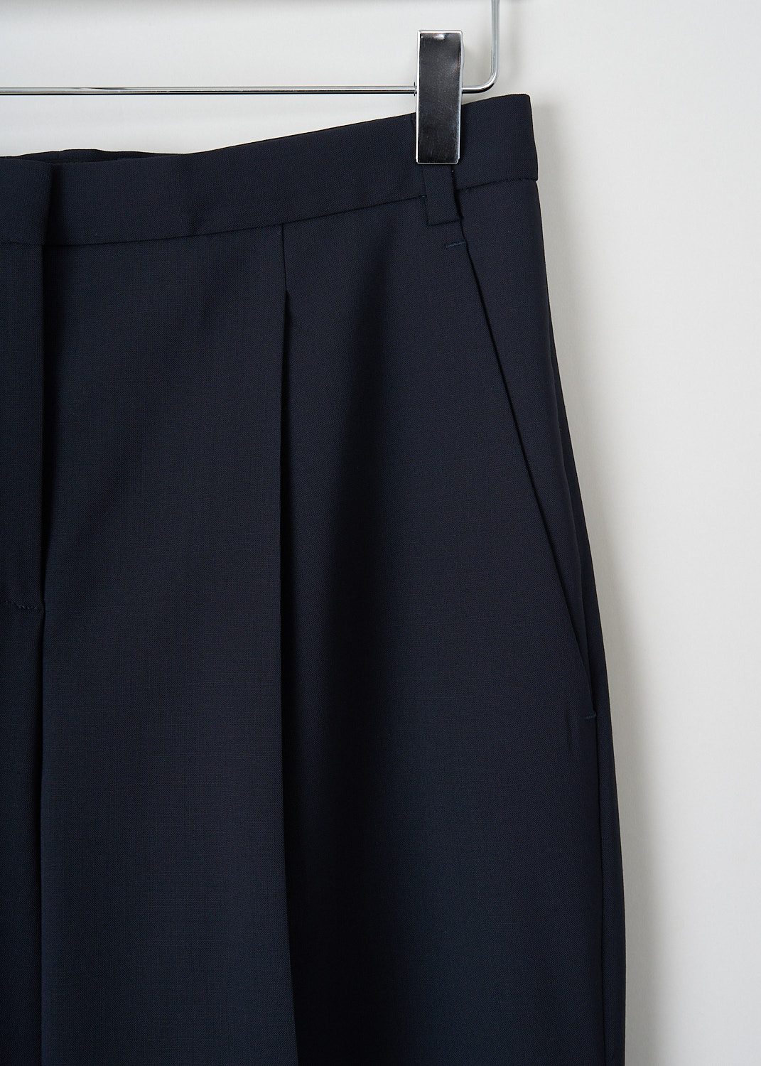 Aspesi, Front-pleated dark blue pants, 0115_V096_01098, Blue, Detail, These front-pleated dark blue pants have a concealed belt loops and a clasp-and-zip closure. These pants have slanted pockets in the front and a single welt pocket in the back. The slightly flared pant legs have pressed creases. 

