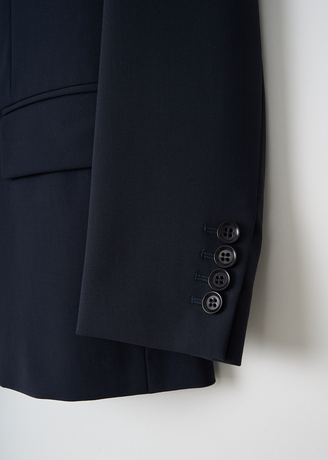 Aspesi, Dark blue jacket, 0902_V096_01098, Blue, Detail, This dark blue jacket has a notched lapel and a front button closure. The long sleeves have buttoned cuffs. In the front, the jacket has a single breast pocket and two flap welt pockets.
