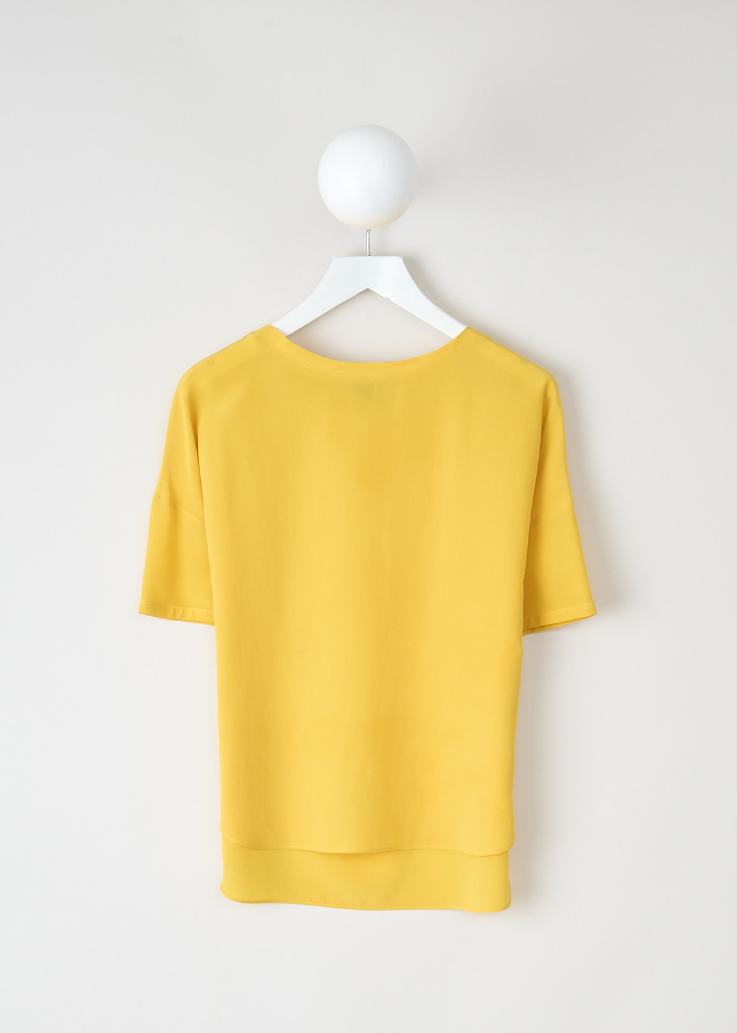 Bright yellow silk short-sleeve top with rounded neckline, asymmetric hem and side slits, front view, Aspesi, Kiki’s Stocksale Maastricht designer boutique