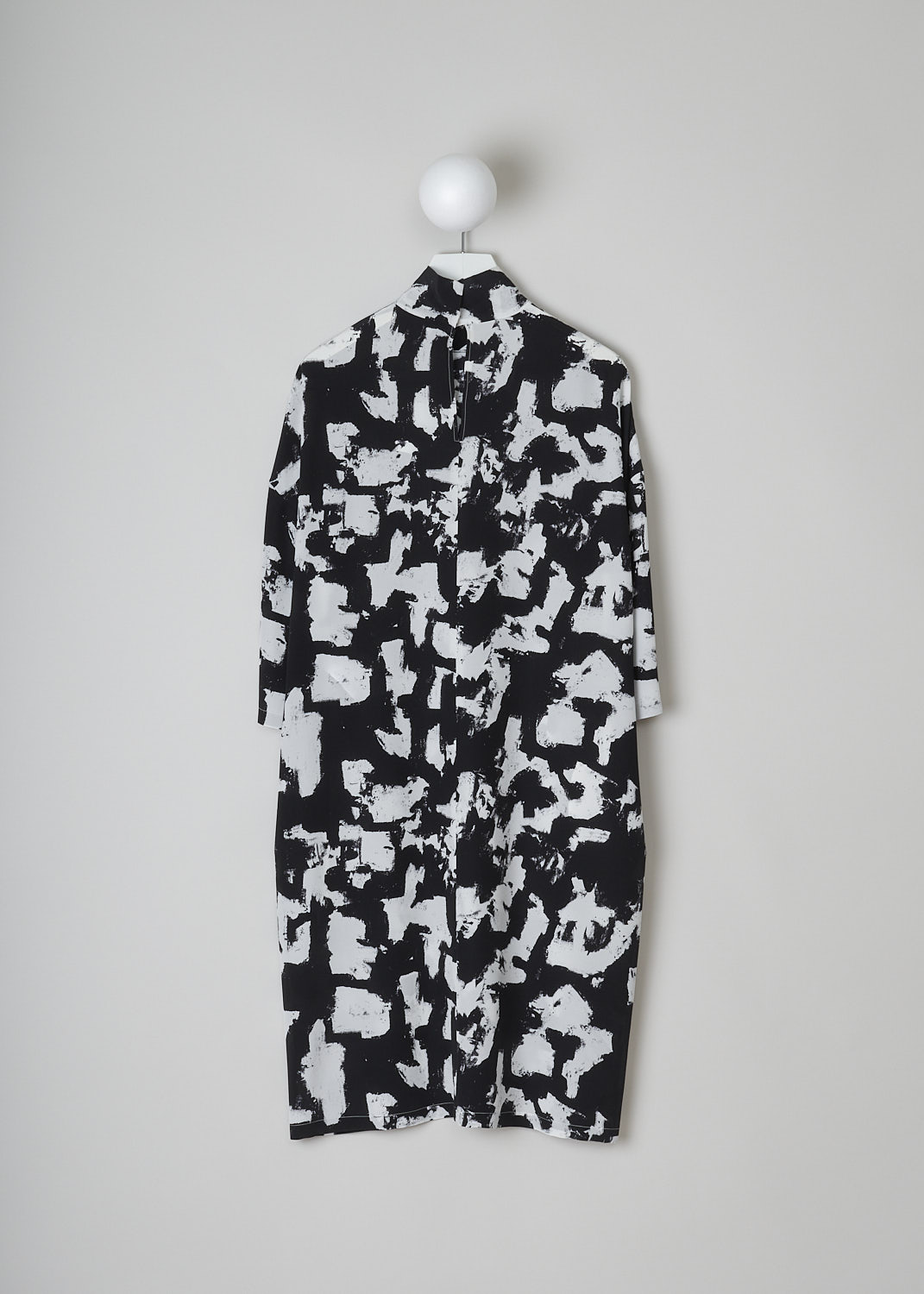 ASPESI, BLACK AND WHITE MIDI DRESS, 2992_V126_62241, Black, White, Print, Back, This black and white printed midi dress has a high-neck with an incorporated tie detail. The dress has dropped shoulders with three-quarter sleeves. Concealed slanted pockets can be found on-seam. The dress has a straight hemline.
