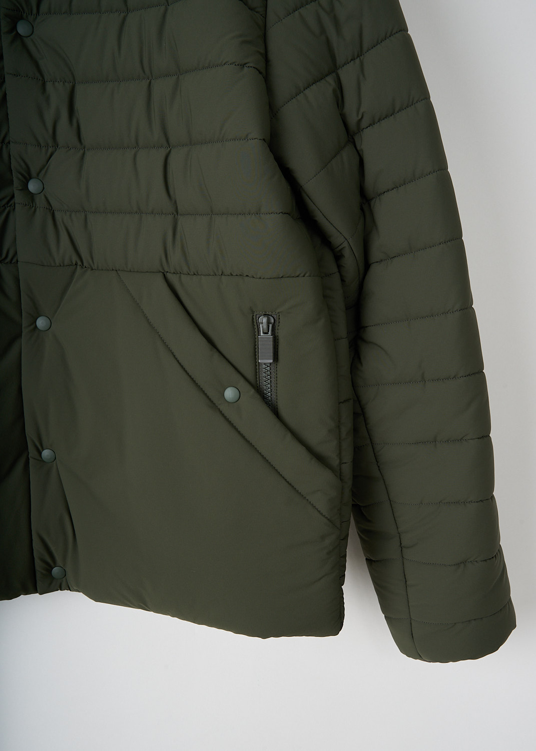 Detail of horizontal quilted design on army green Aspesi padded jacket at Kiki's Stocksale Maastricht designer outlet.