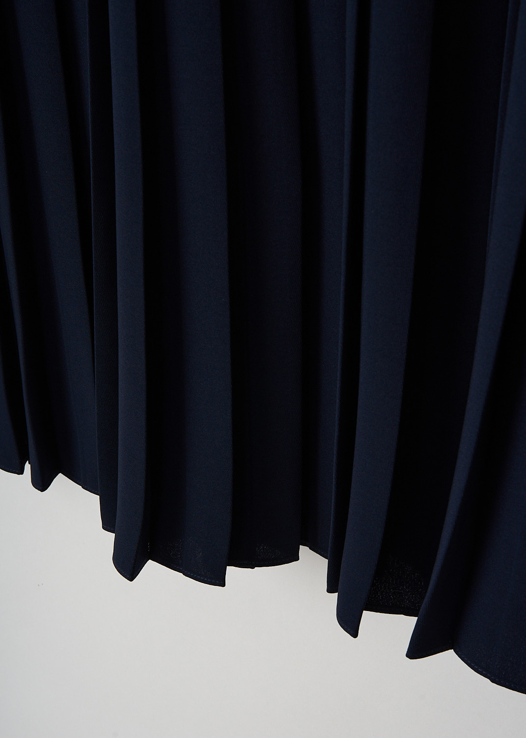 Aspesi navy blue designer dress detail featuring a classic round neckline and softly pleated skirt, luxury fashion at Kiki Niesten Maastricht