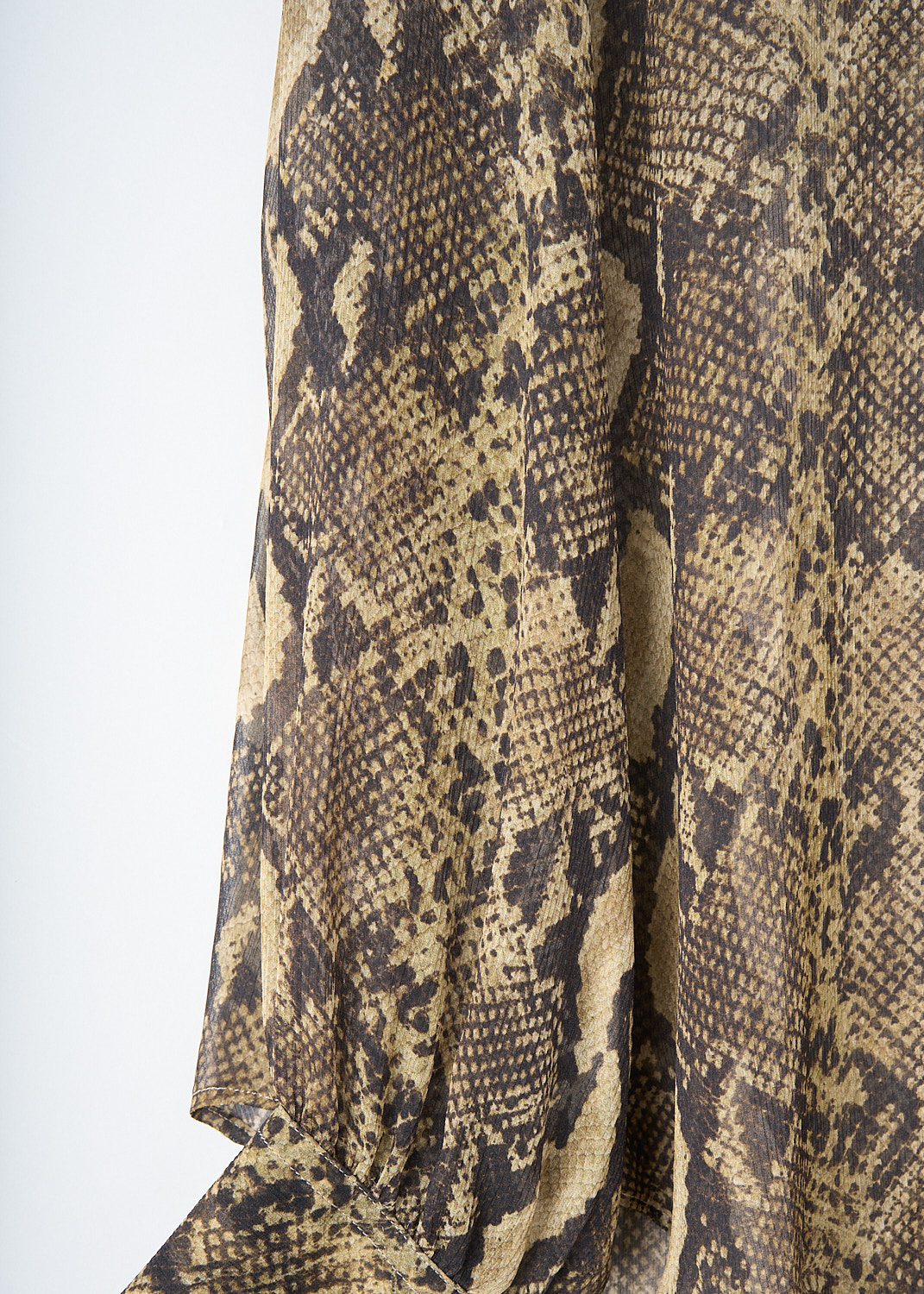 Aspesi, Snake-print blouse, 5483_G406_60331, Print, Brown, Detail, This snake-print blouse has a classic collar, a front button closure, long sleeves with buttoned cuffs and a high-low hemline. The blouse is made in a slightly see-through fabric.
