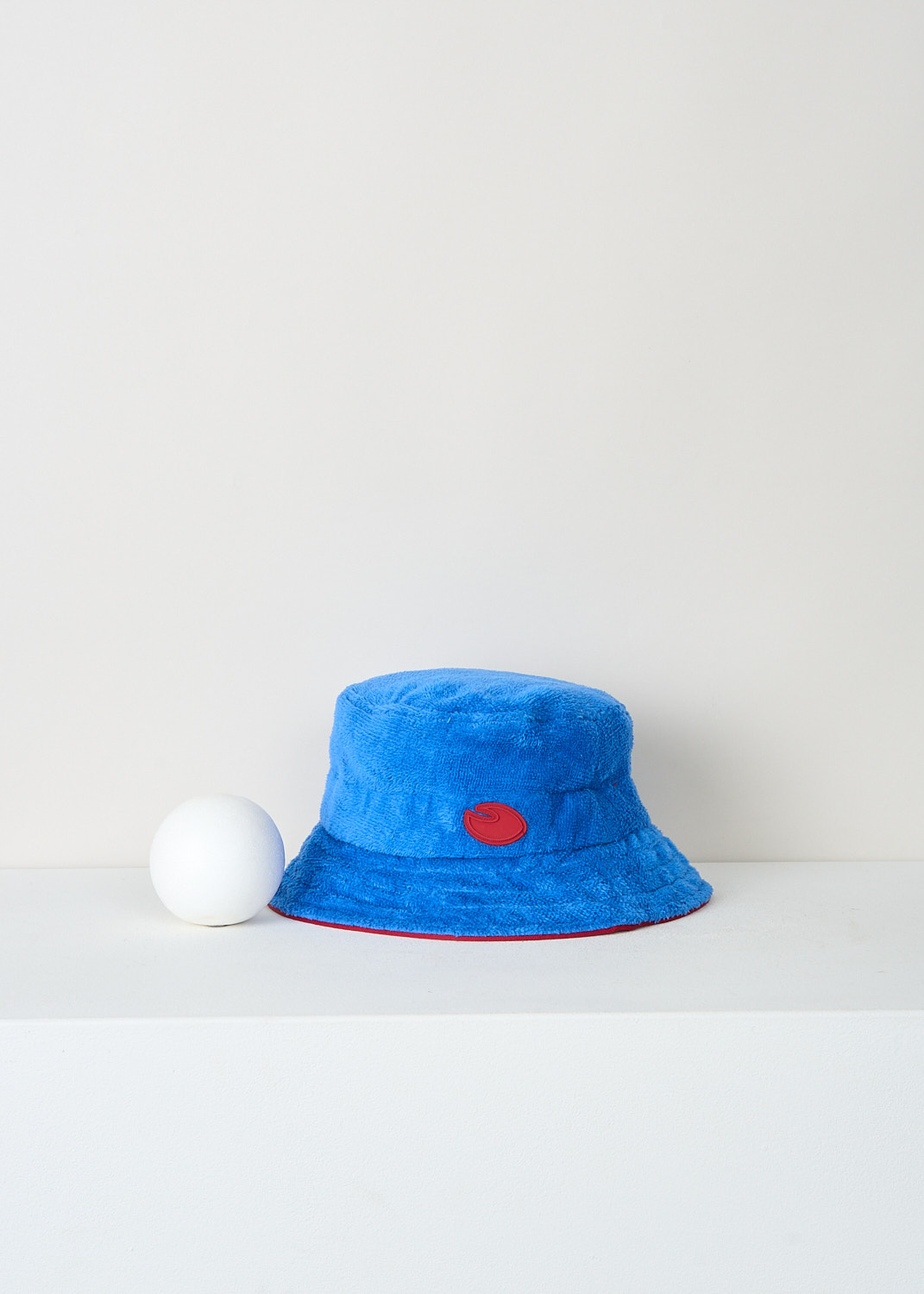 Baindoux reversible terrycloth bucket hat in blue with red embroidered brand logo, made from 100% Giza cotton, designer accessories at Kiki’s Stocksale Maastricht
