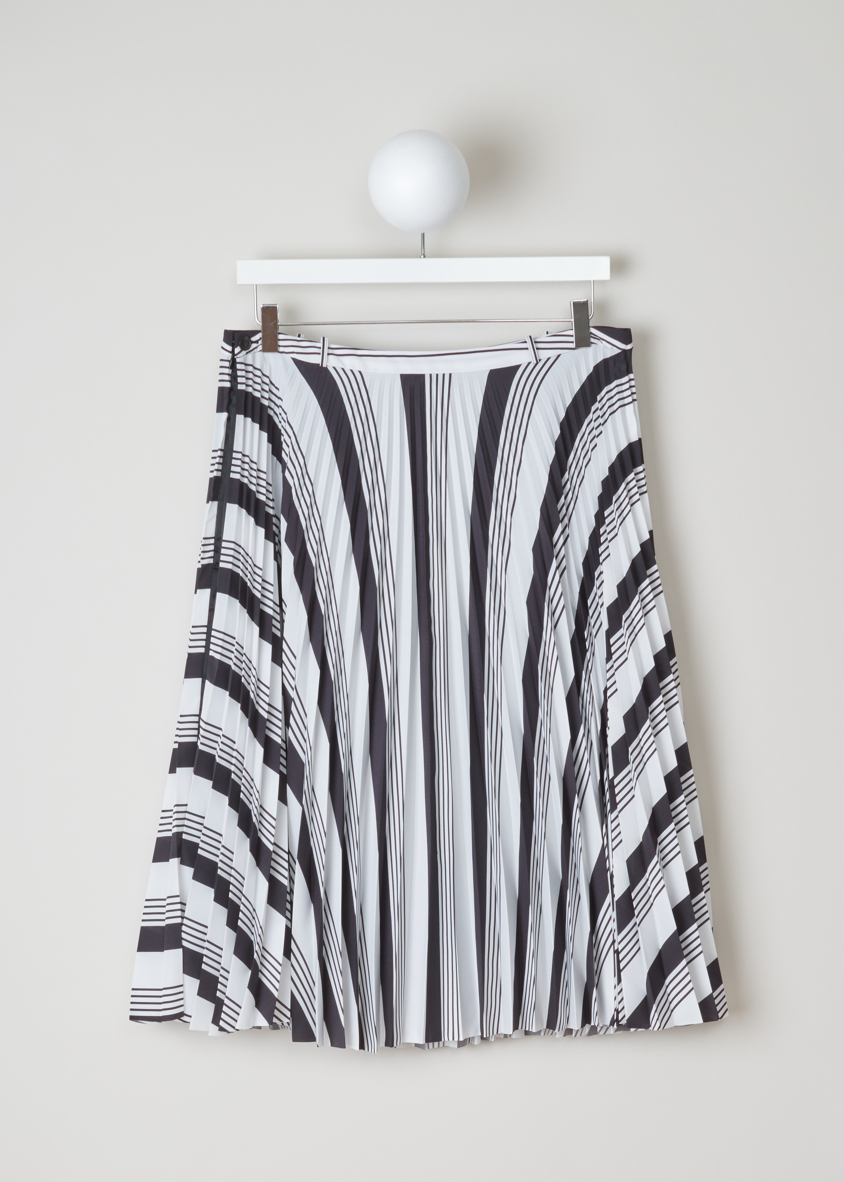 Balenciaga Striped pleated skirt 501971_TYA43_1070 noir blanc back. White plissé skirt with curved black stripe pattern, small waistband with four belt hoops, invisible zipper and slit on the side.
