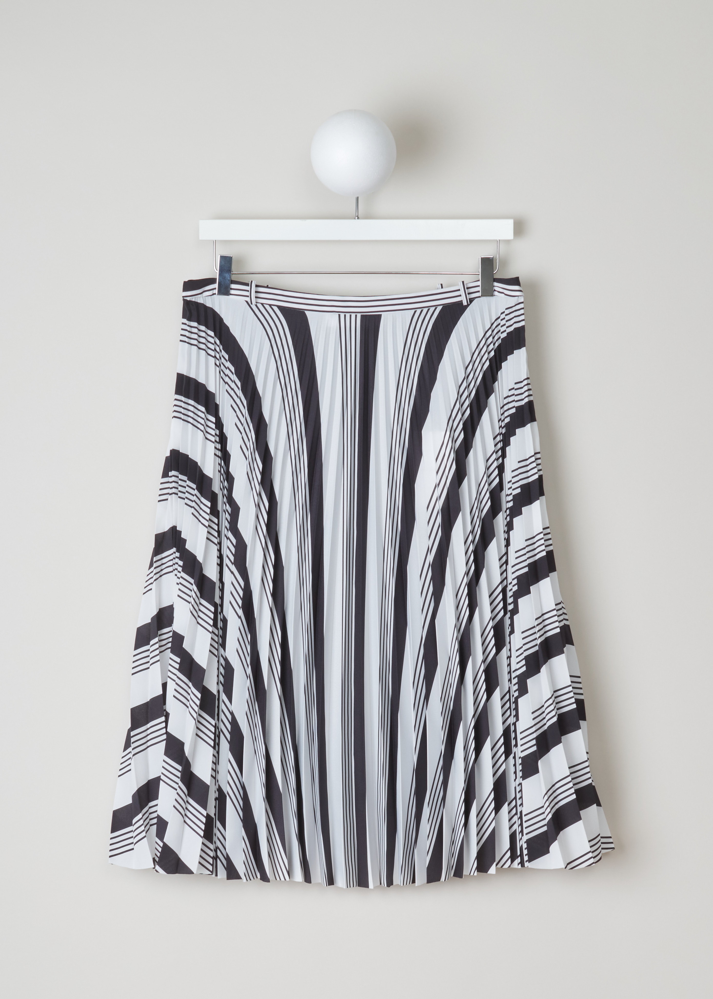 Balenciaga Striped pleated skirt 501971_TYA43_1070 noir blanc front. White plissÃ© skirt with curved black stripe pattern, small waistband with four belt hoops, invisible zipper and slit on the side.