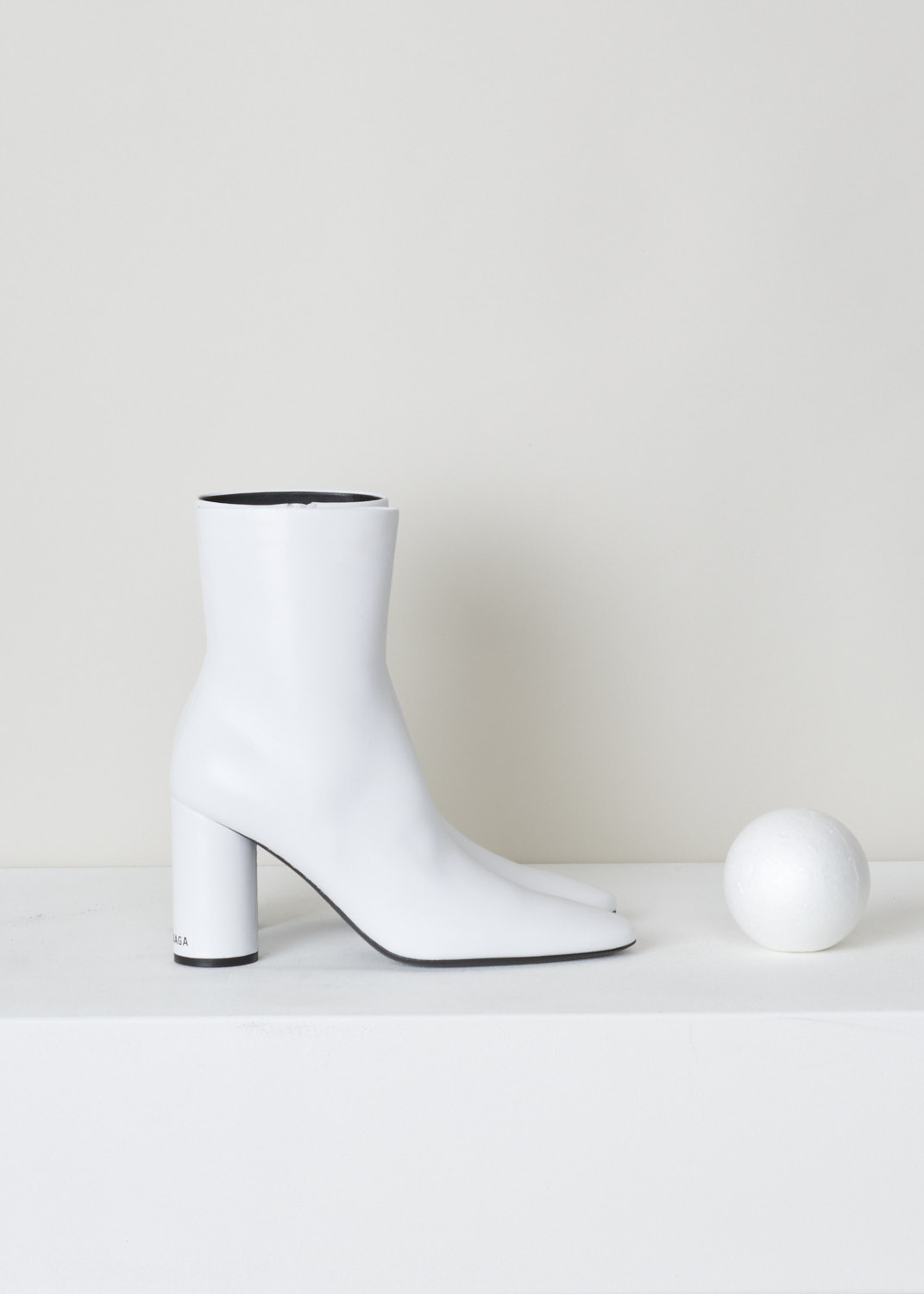 Balenciaga, White ankle booties with oval heel, 590994_WA8F4_9061_oval_bootie, white, side. Lovely ankle booties featuring a round heel and a full body zipper. Furthermore this model comes with an elongated toe vamp and has the brand name in black written on the heel. 

Heel height: 8 cm / 3.14 inch.  