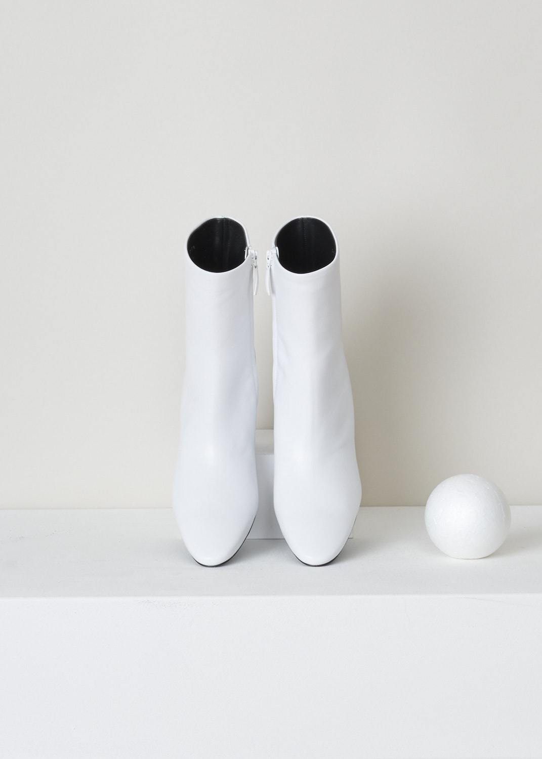 Balenciaga, White ankle booties with oval heel, 590994_WA8F4_9061_oval_bootie, white, top. Lovely ankle booties featuring a round heel and a full body zipper. Furthermore this model comes with an elongated toe vamp and has the brand name in black written on the heel. 

Heel height: 8 cm / 3.14 inch.  