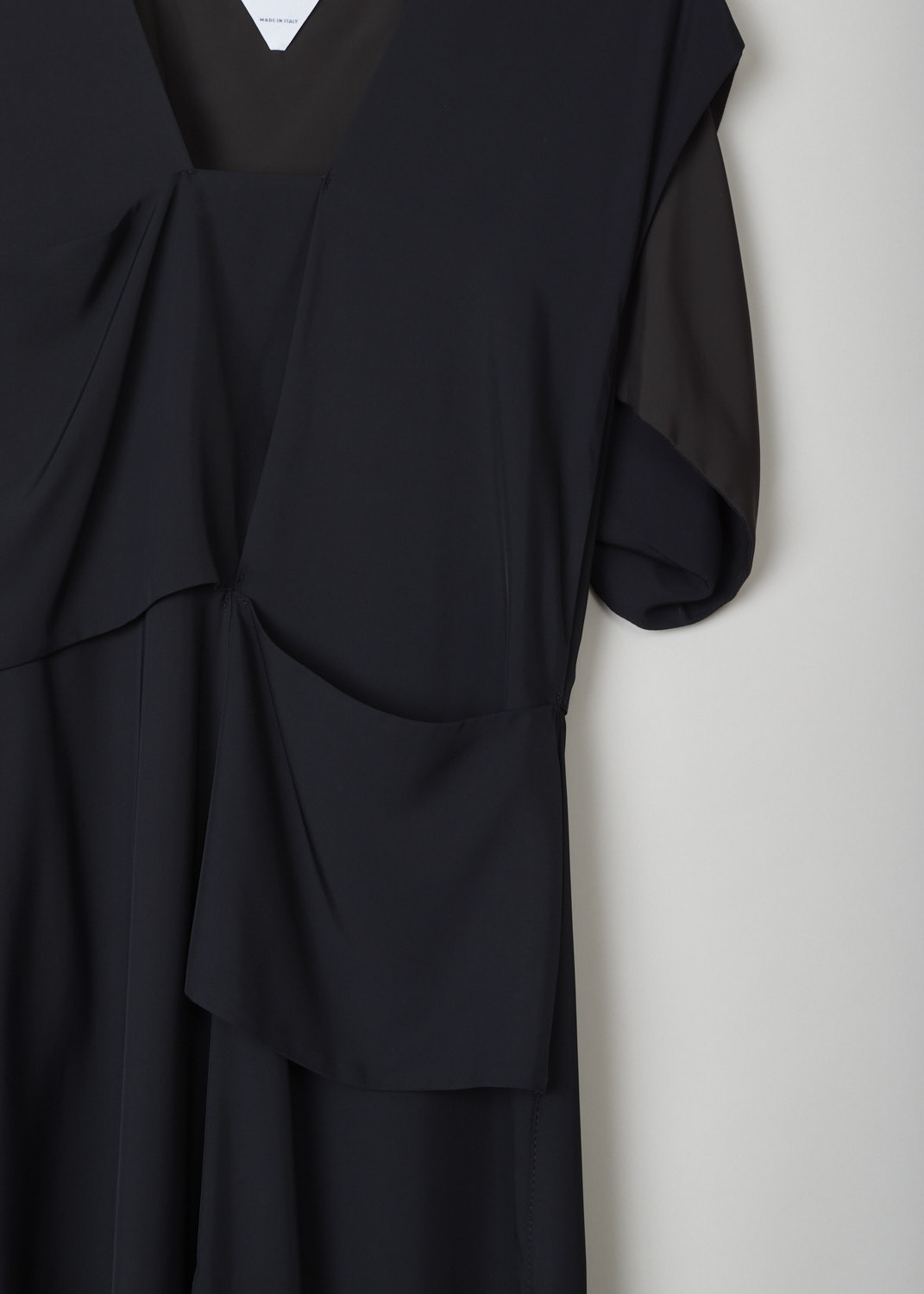 Bottega Veneta, Loose fitted black dress, 631461_VKUG0_1129, black, detail, This loose-fitted black dress has a V-shaped neckline with a squared off point. This dress has an inverted short sleeve. The dress has a split in the front and back, cut to the same height, which gives the illusion of it being a pants. A gold-tone zipper can be found on the back.