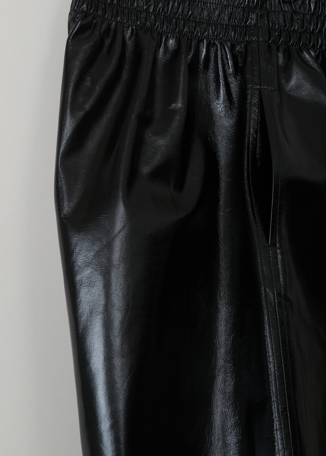 Bottega Veneta, Patent black leather shorts, 633445_VKLC0_1000, black, detail, Shorts made from black shiny leather. Featuring an oversized fit with the slip-in pockets being on the side seam, the elastic waistband acts as you fastening method on this model.