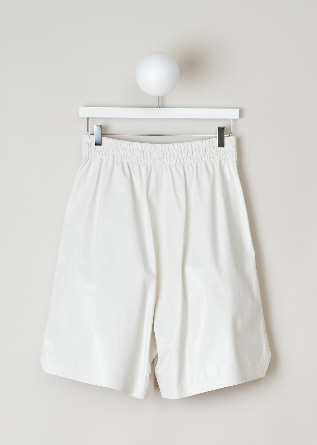 Bottega Veneta, White patent leather shorts, 633445_VKLC0_9068, White, Back, These white patent leather shorts have an elastic waistband and slanted pockets. These shorts have an oversized silhouette. 

