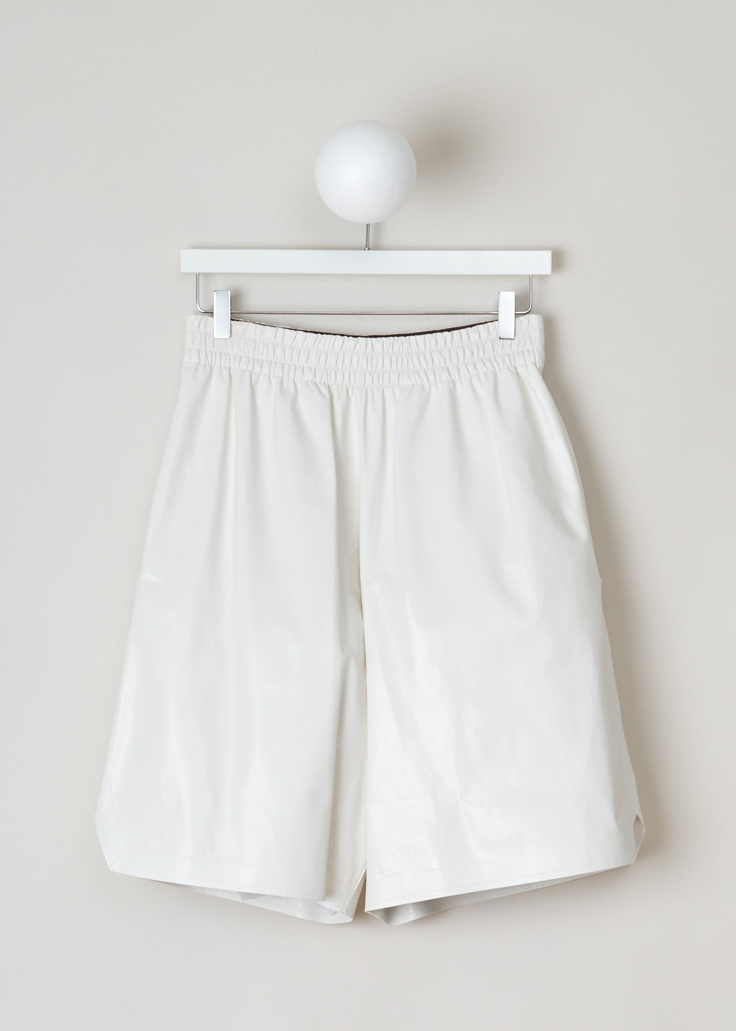 Bottega Veneta, White patent leather shorts, 633445_VKLC0_9068, White, Front, These white patent leather shorts have an elastic waistband and slanted pockets. These shorts have an oversized silhouette. 

