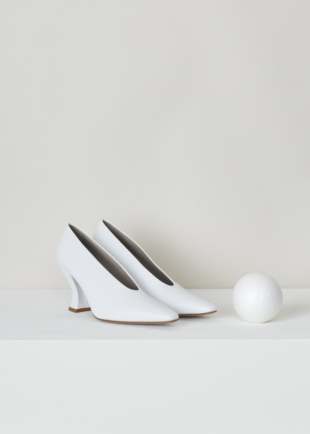 Bottega Veneta, White  chalky pumps, 608839_VBSD0_9122_optic_white, white, front,  Made from smooth white chalky colored leather, featuring a spool heel, an elongated toes and a high vamp.

Heel height: 7 cm / 2.7 inch.