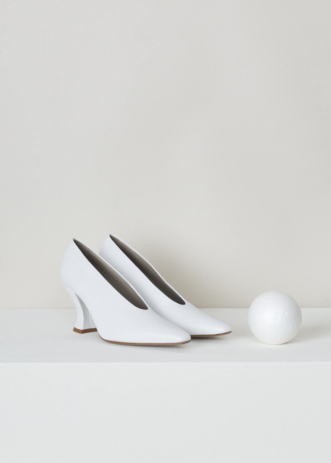 Bottega Veneta, Optic white pumps, 608839_VBSD0_9122_optic_white, white, front, These Optic white leather pumps feature a spool heel, an elongated toe and a fitted topline. 